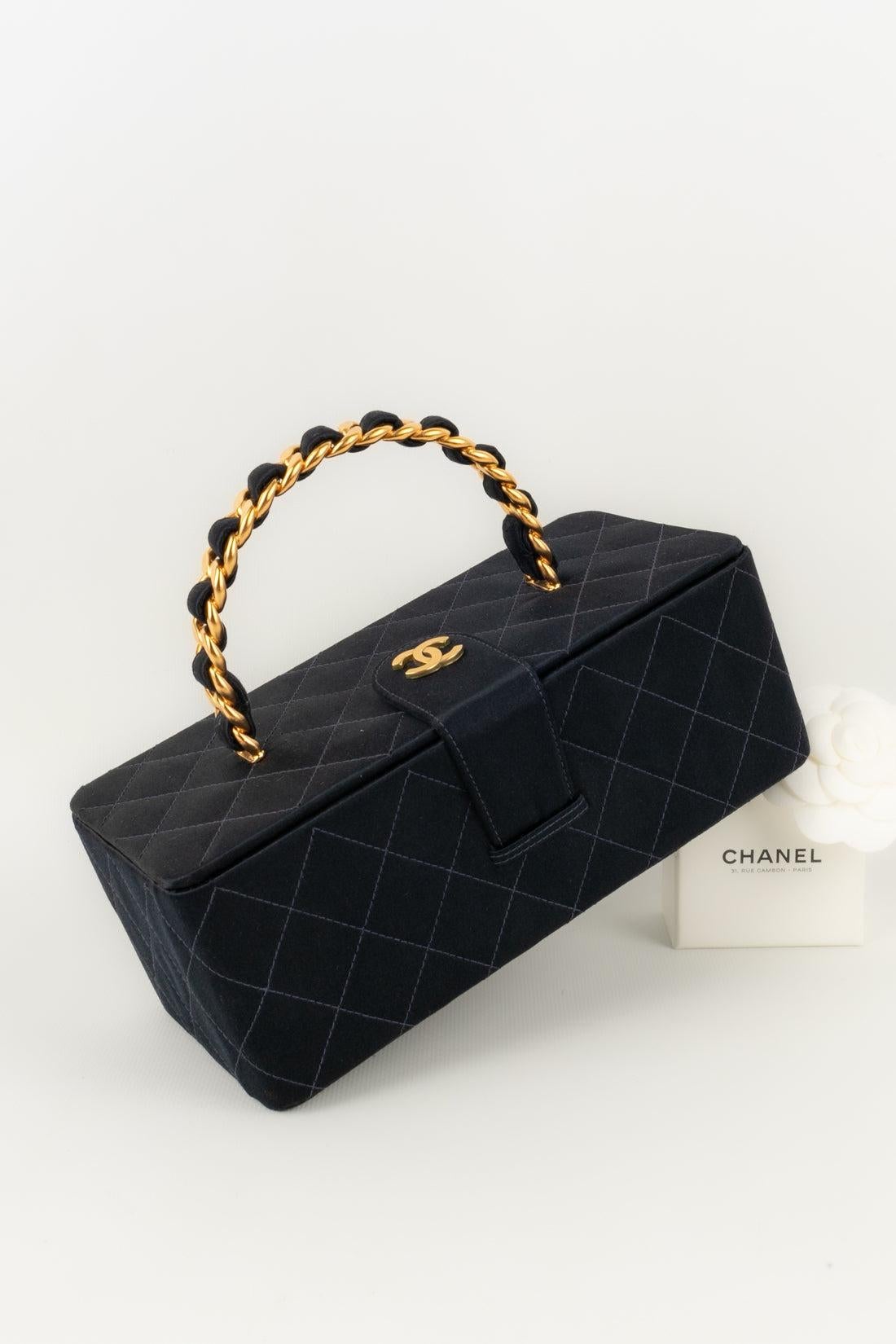 Chanel - (Made in France) Quilted silk satin bag with golden metal elements and with a serial number. 1994/1996 Collection.

Additional information:
Condition: Very good condition
Dimensions: Length: 21.5 cm - Height: 8 cm - Depth: 9.5 cm - Handle:
