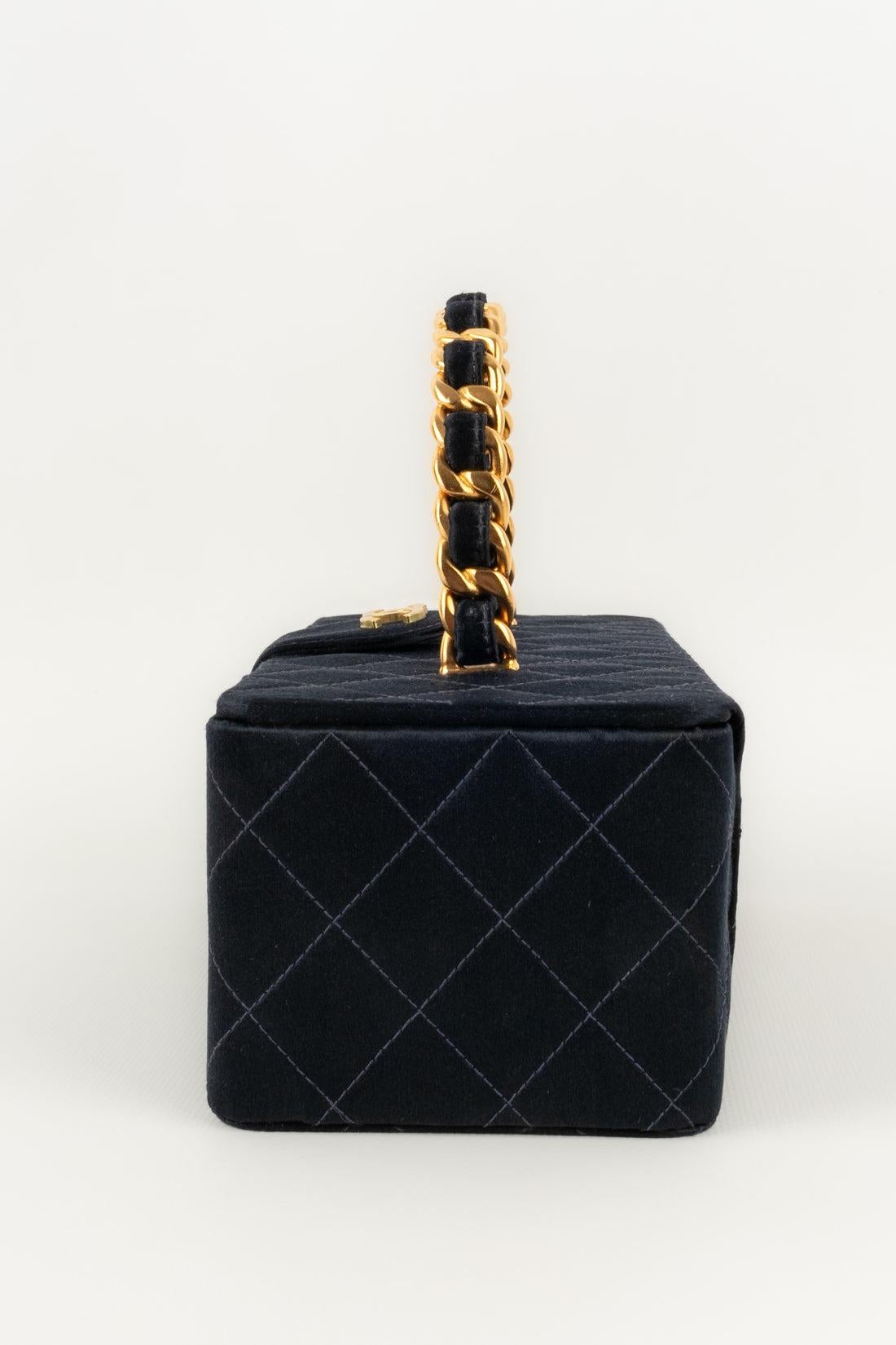  Sac Chanel en satin de soie matelassé avec éléments métalliques dorés, 1994/1996 Pour femmes 