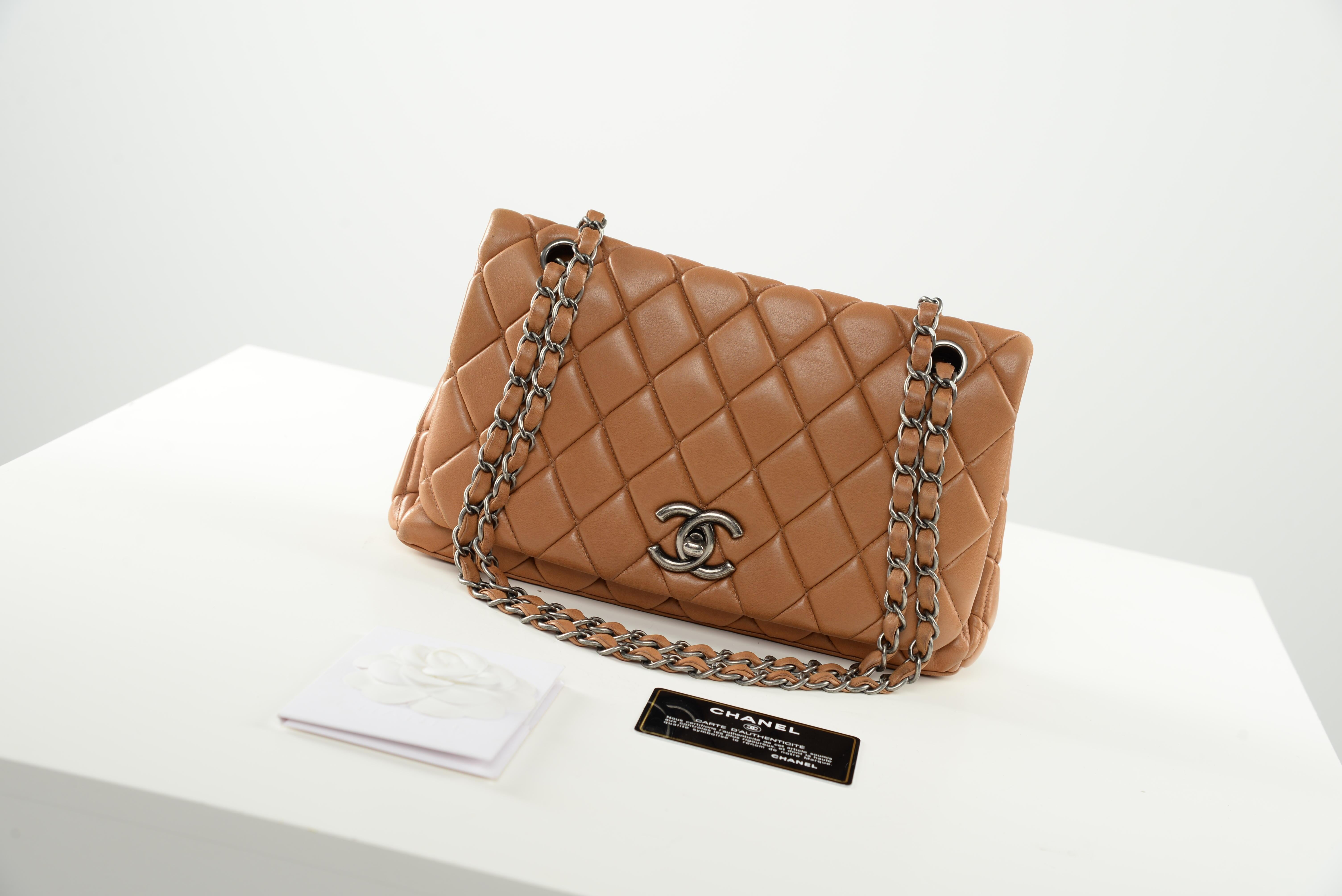 From the collection of SAVINETI we offer this Chanel Quilted Single Flap bag:
-	Brand: Chanel
-	Model: Single Flap
-	Year: 2011
-	Code: 14934880
-	Condition: Good (see pictures)
-	Materials: Lambskin leather, ruthenium hardware
-	Extras: hologram &