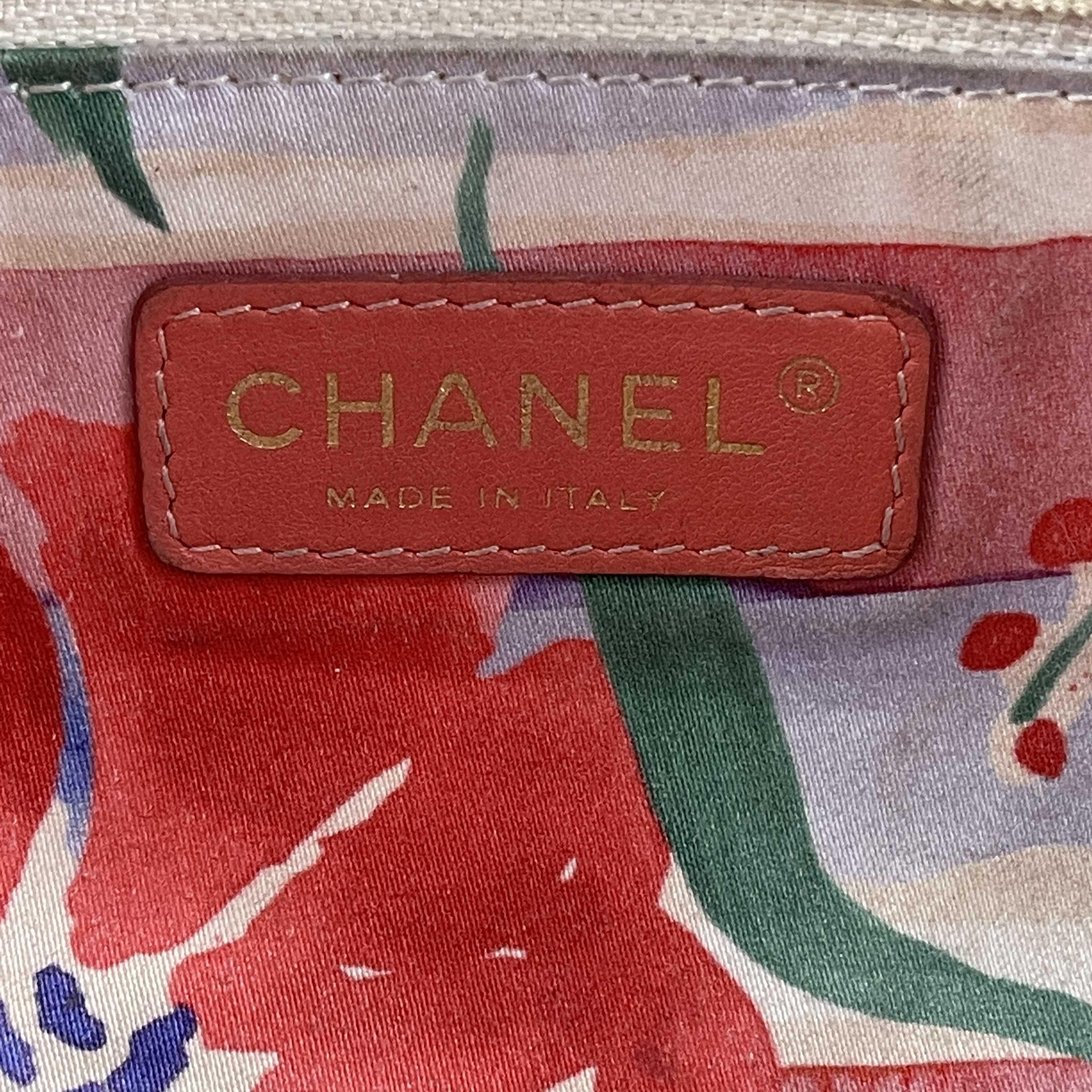 CHANEL - Sac à bandoulière à rabat CC Country en raphia et paille brun clair matelassé et cousu en vente 6