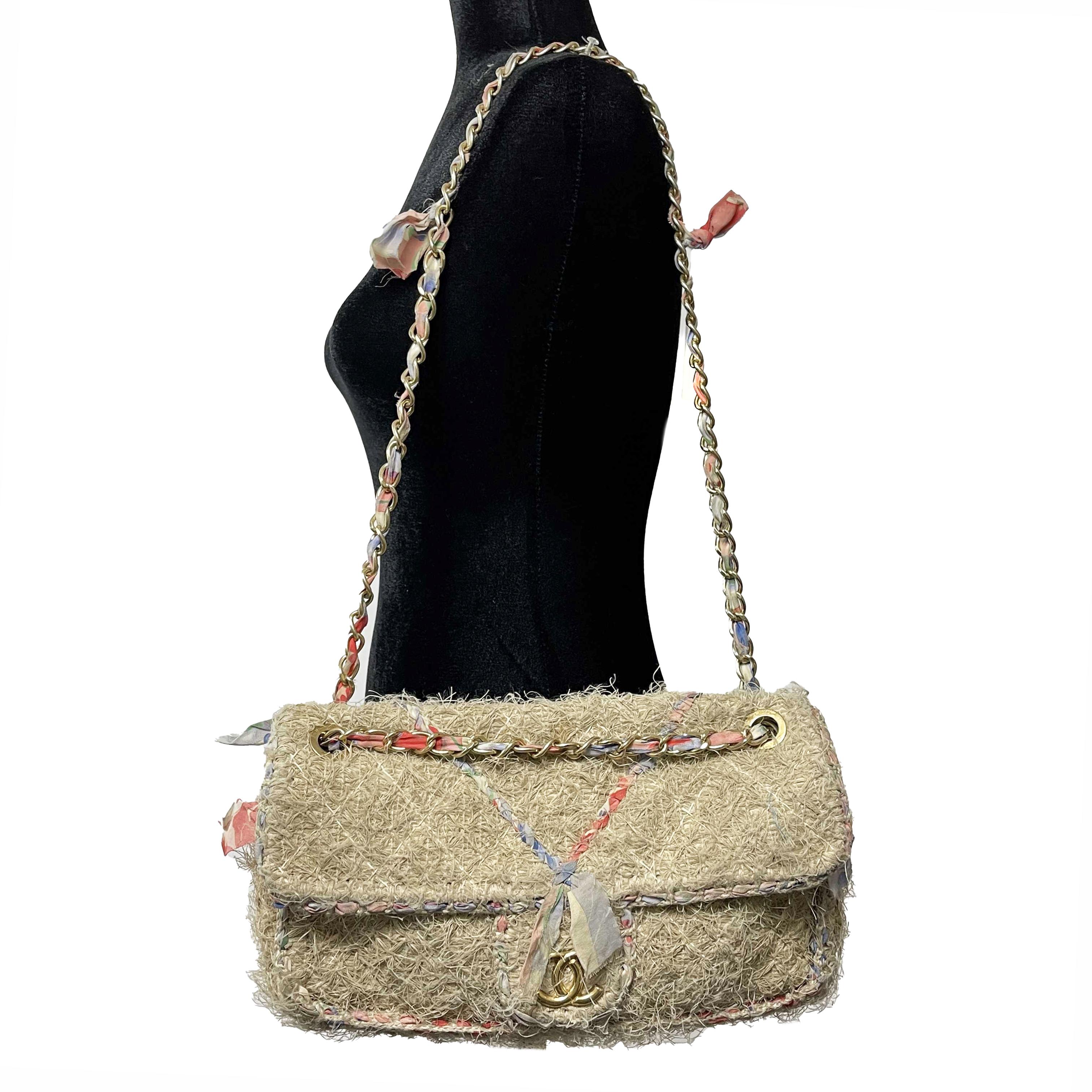 CHANEL - Sac à bandoulière à rabat CC Country en raphia et paille brun clair matelassé et cousu en vente 7