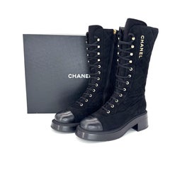 Chanel Botas altas de ante acolchado con logotipo de piel y cordones en la punta de la rodilla 40