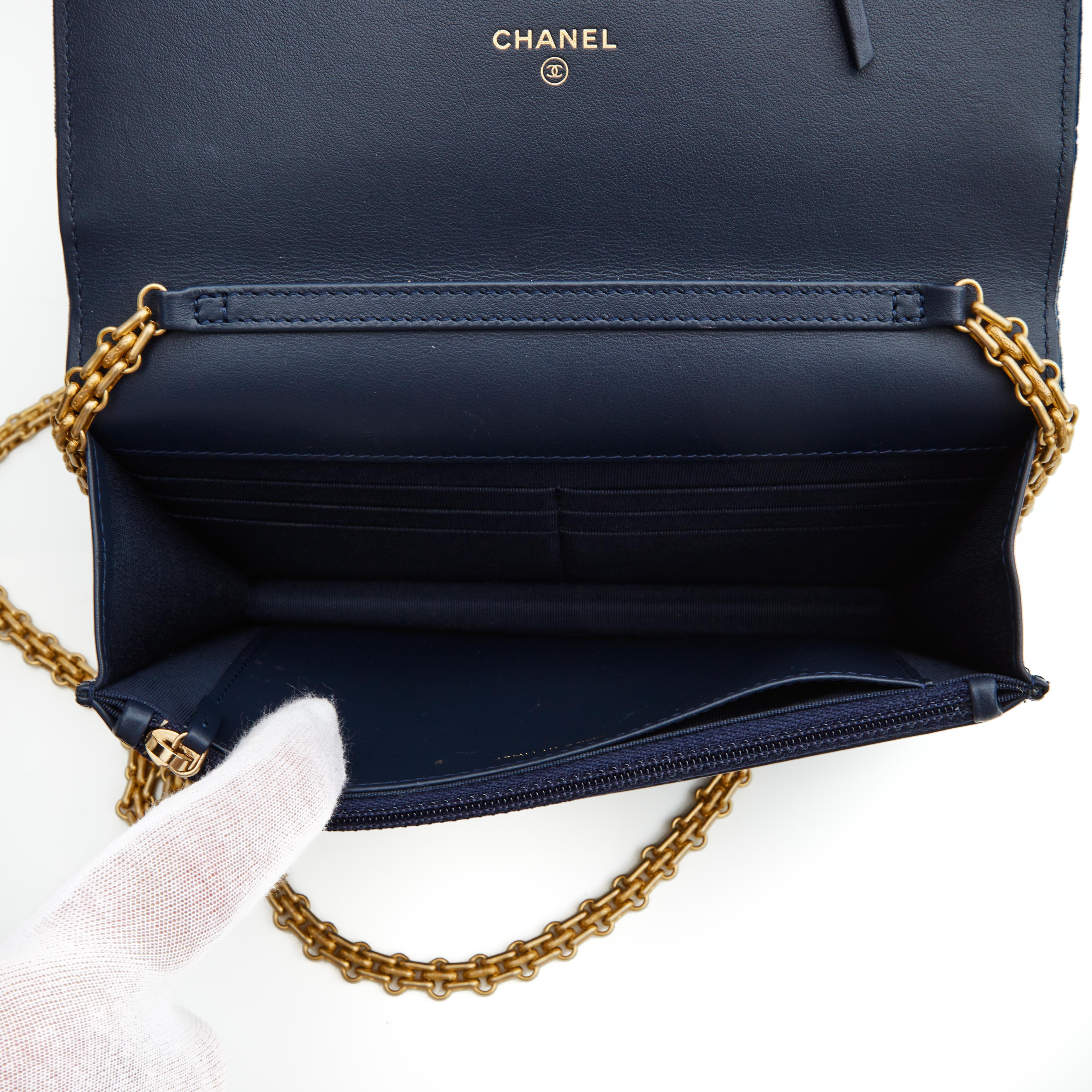 Chanel Quilted Velvet Blue 2.55 Reissue Wallet on Chain Bag 2019 In Excellent Condition In Montreal, Quebec