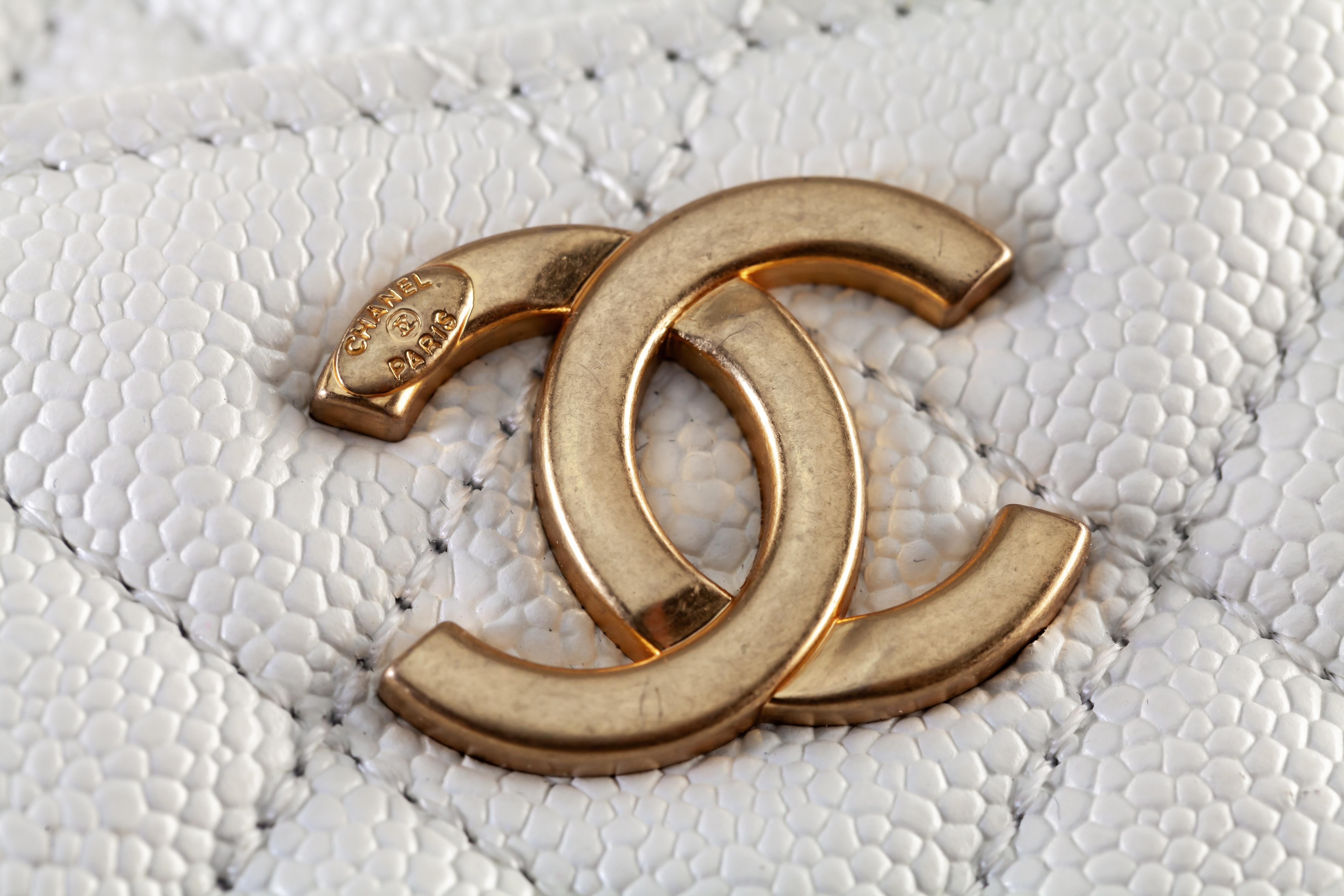 Chanel Quilted White Caviar Pick Me Up Vanity Case Gorgeous Condition! For Sale 2