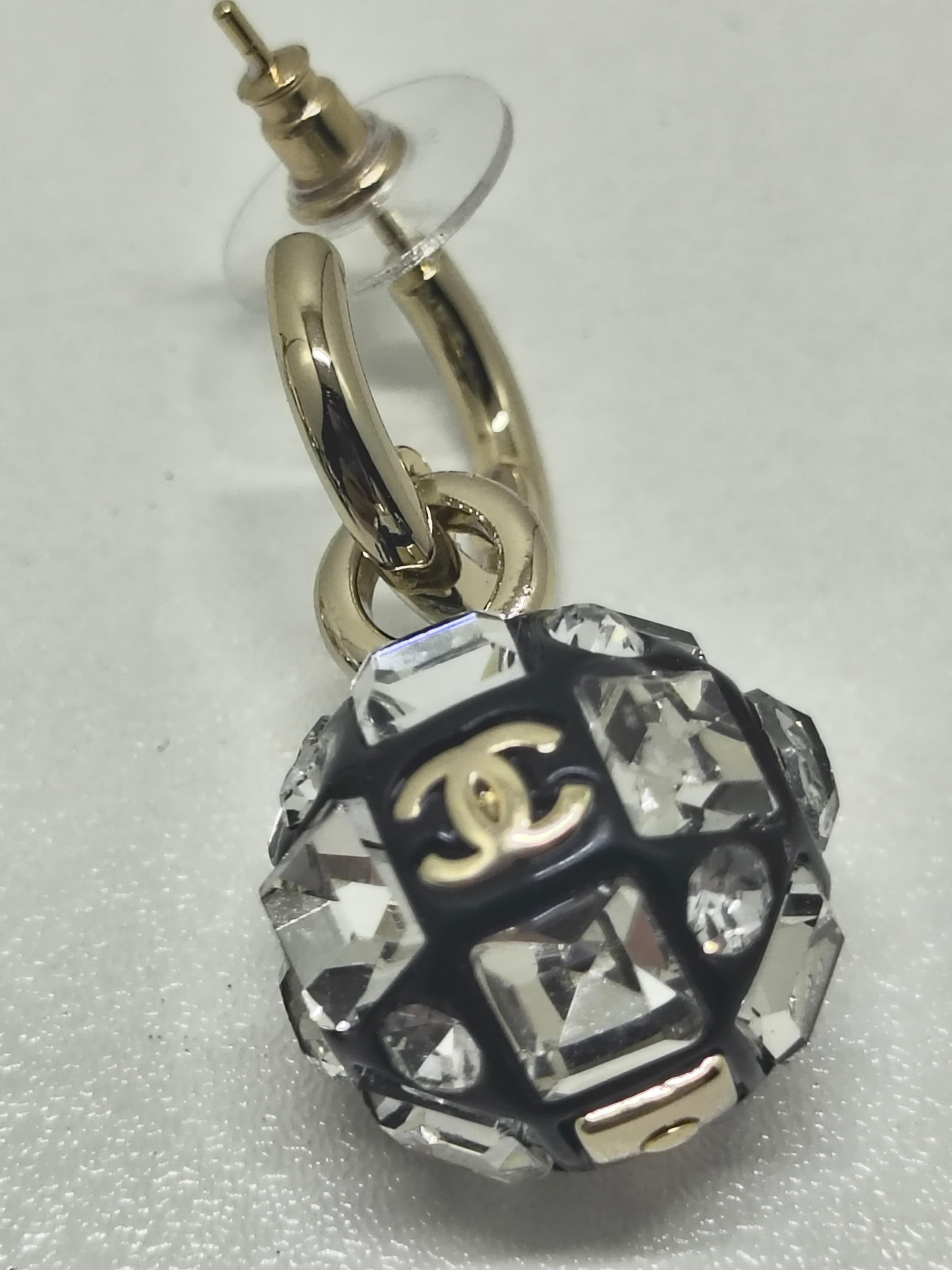 Contemporain Chanel - Créoles carrées en émail blanc matelassé - Collection B25 en vente