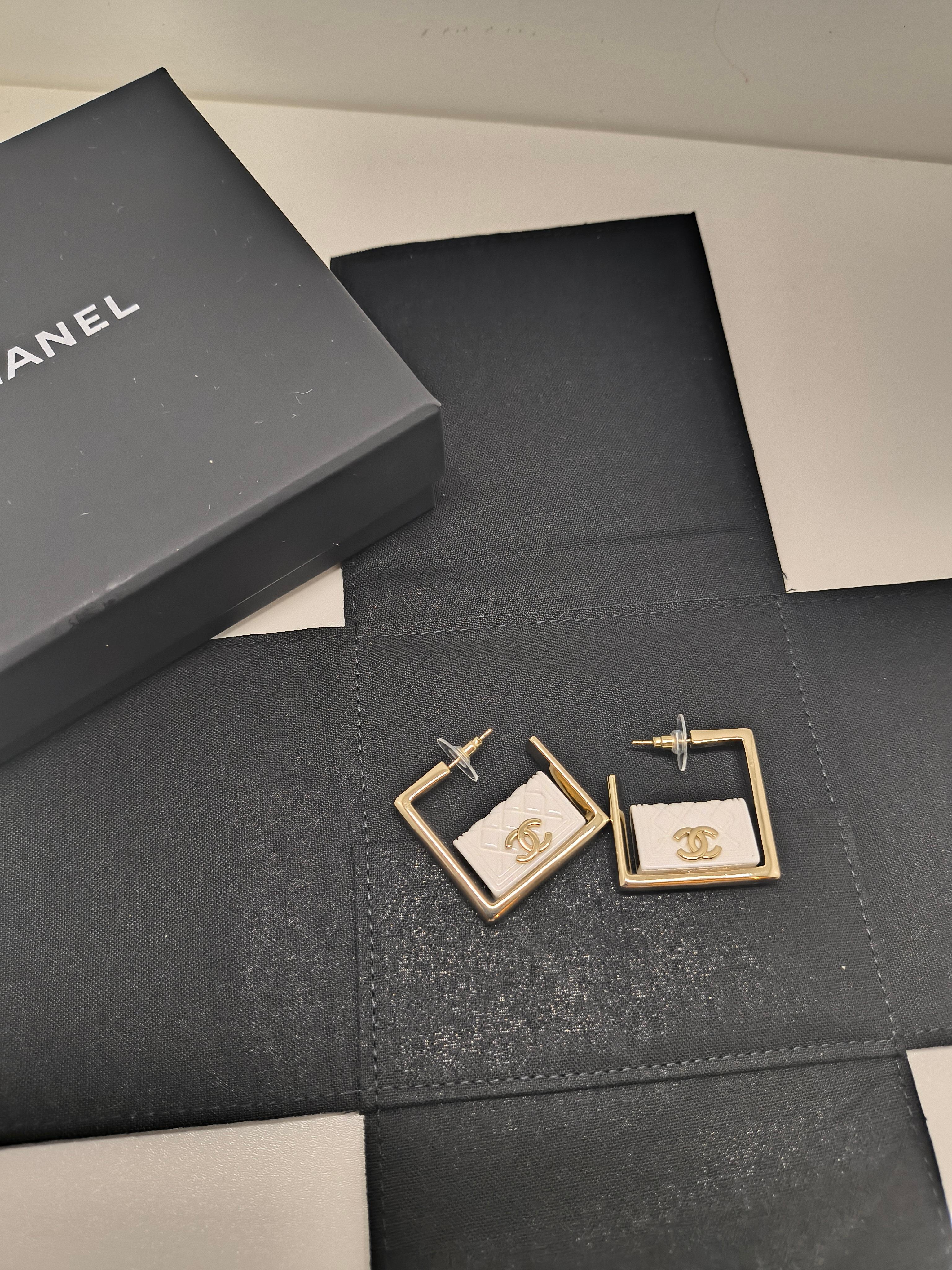 Orecchini a cerchio quadrati con smalto bianco trapuntato di Chanel - Collezione B25 In condizioni ottime in vendita a PUTNEY, NSW