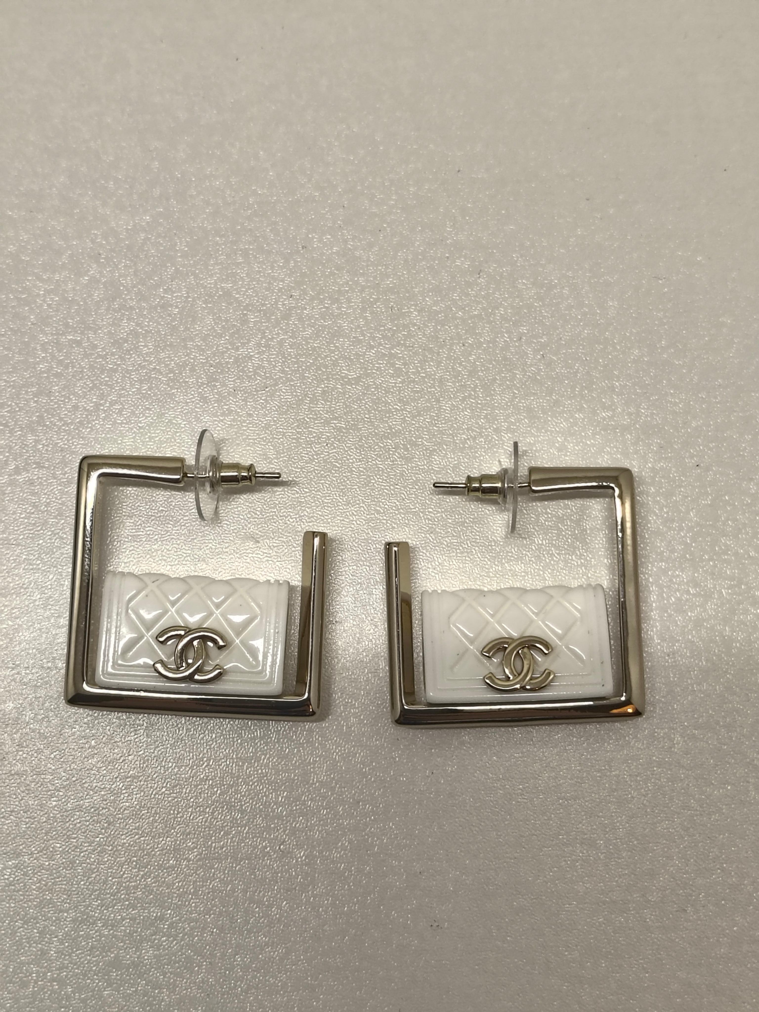 Donna Orecchini a cerchio quadrati con smalto bianco trapuntato di Chanel - Collezione B25 in vendita