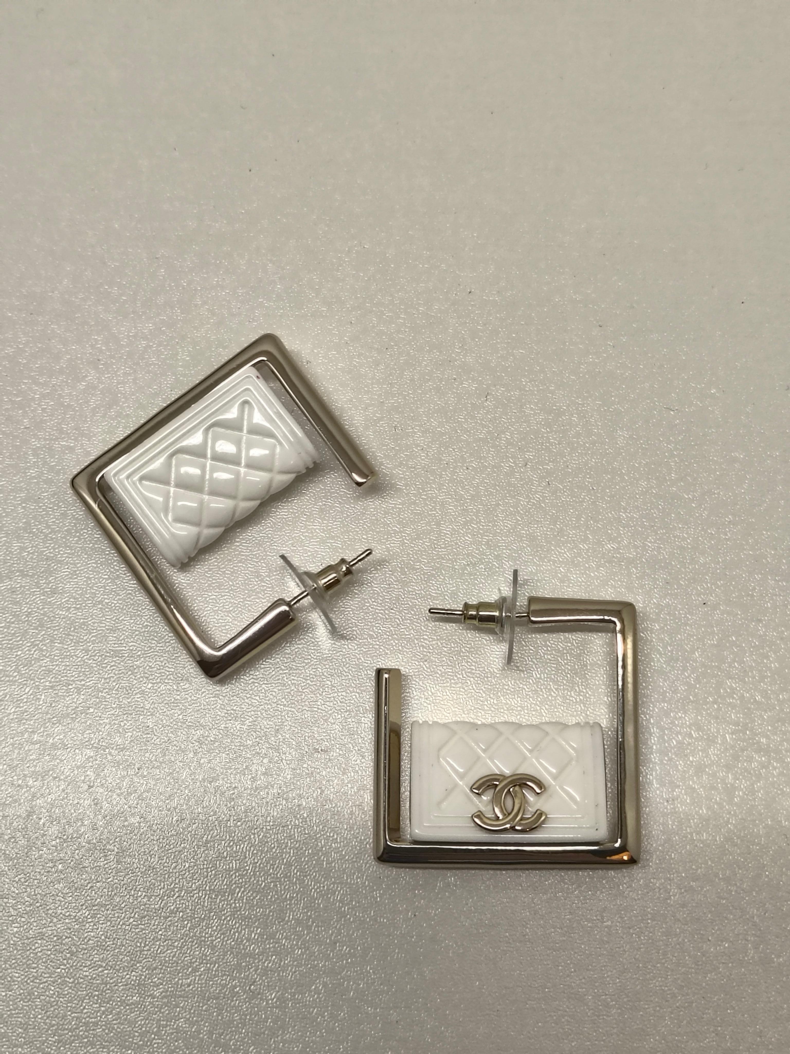 Orecchini a cerchio quadrati con smalto bianco trapuntato di Chanel - Collezione B25 in vendita 1