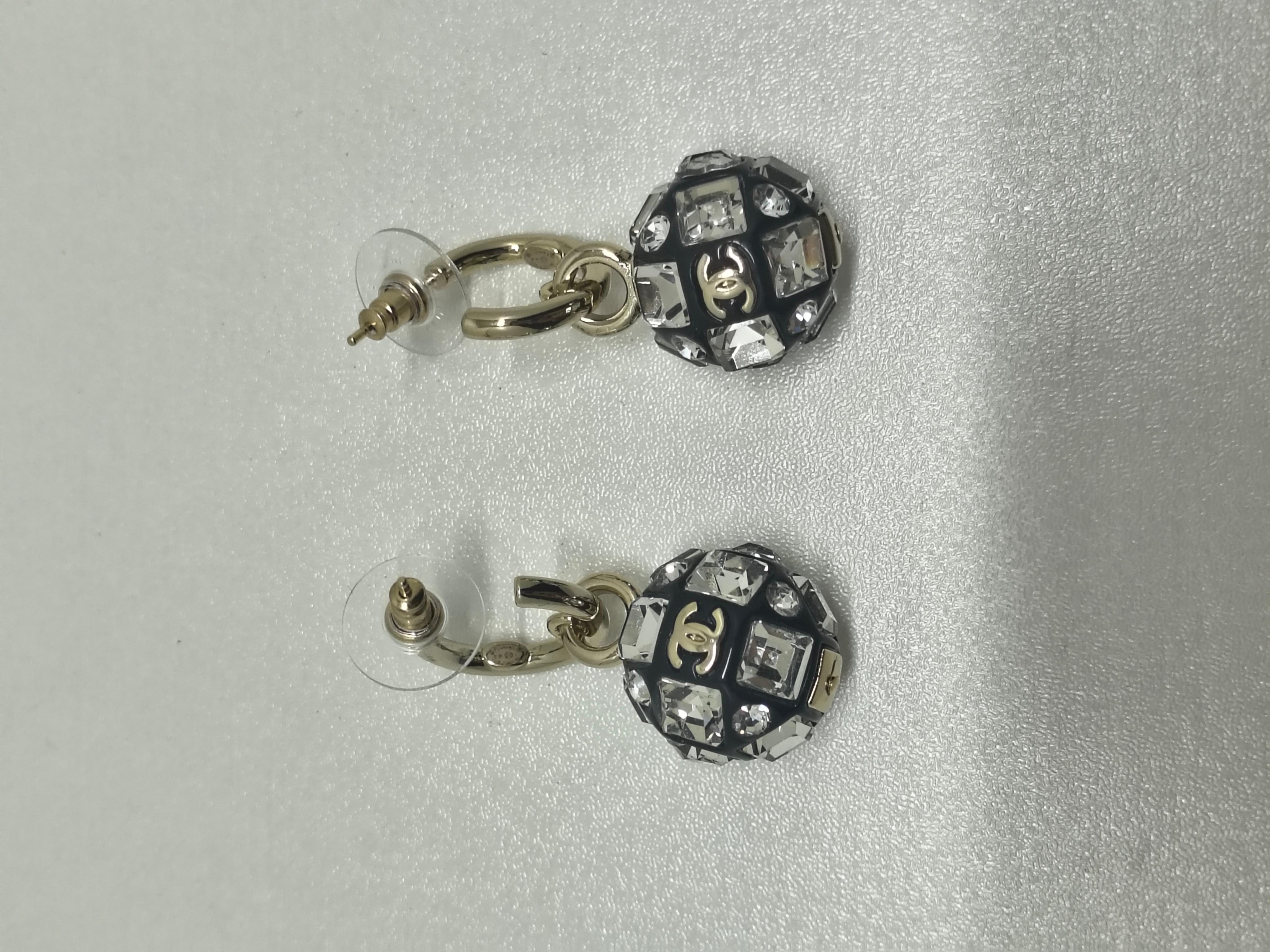 Chanel - Créoles carrées en émail blanc matelassé - Collection B25 en vente 1
