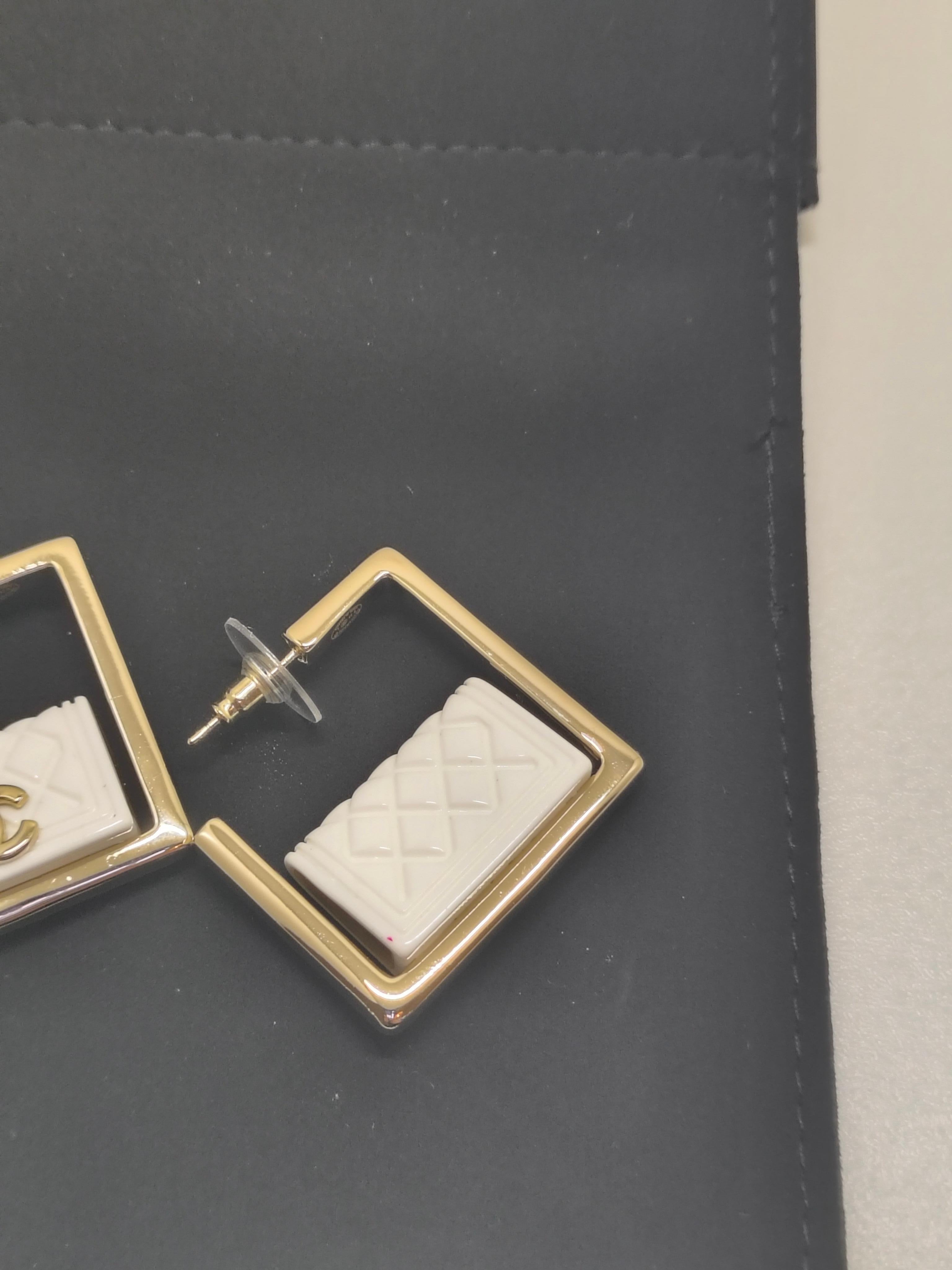 Orecchini a cerchio quadrati con smalto bianco trapuntato di Chanel - Collezione B25 in vendita 2