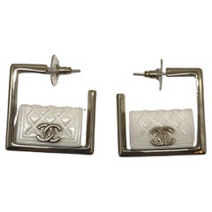 Orecchini a cerchio quadrati con smalto bianco trapuntato di Chanel - Collezione B25
