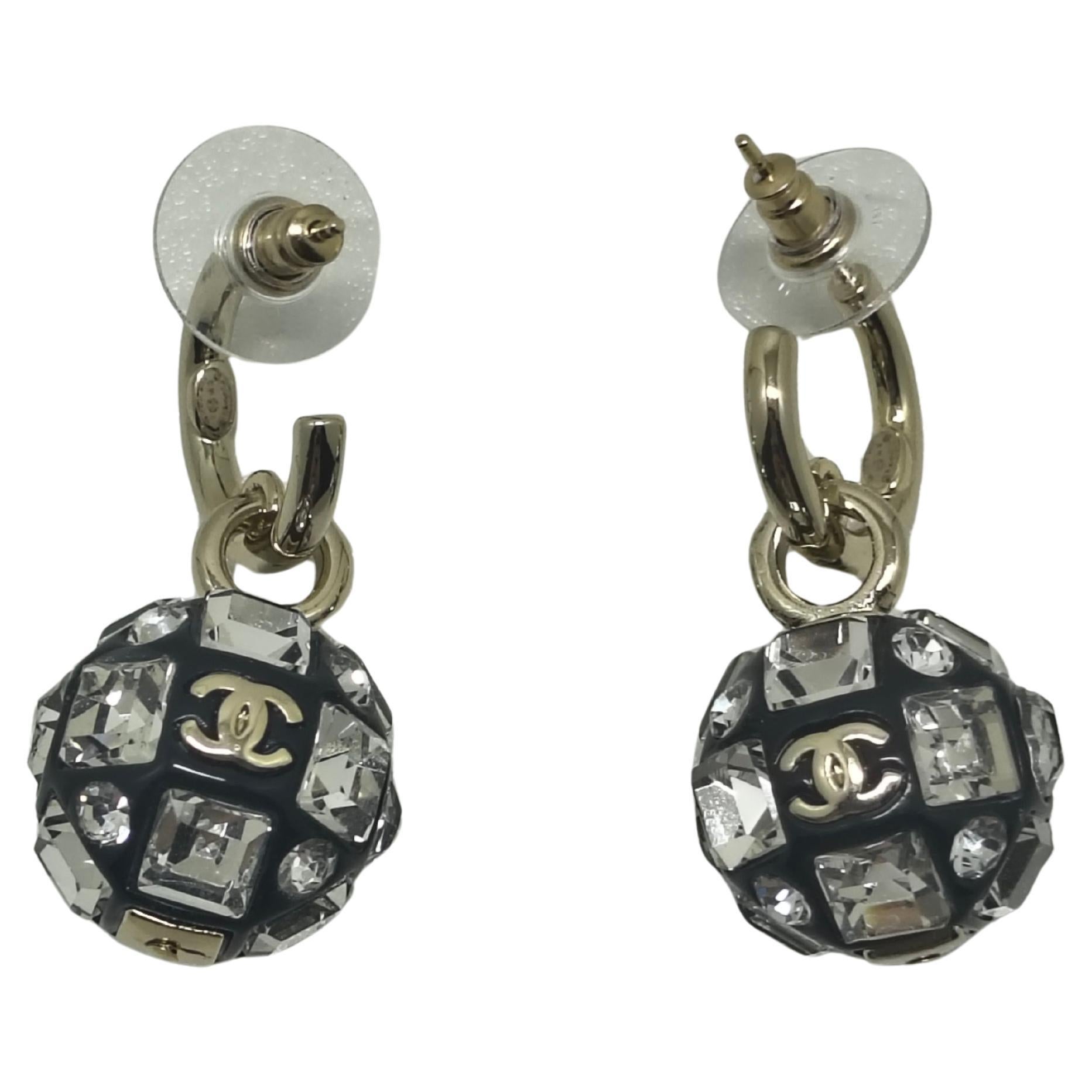 Chanel - Créoles carrées en émail blanc matelassé - Collection B25 en vente