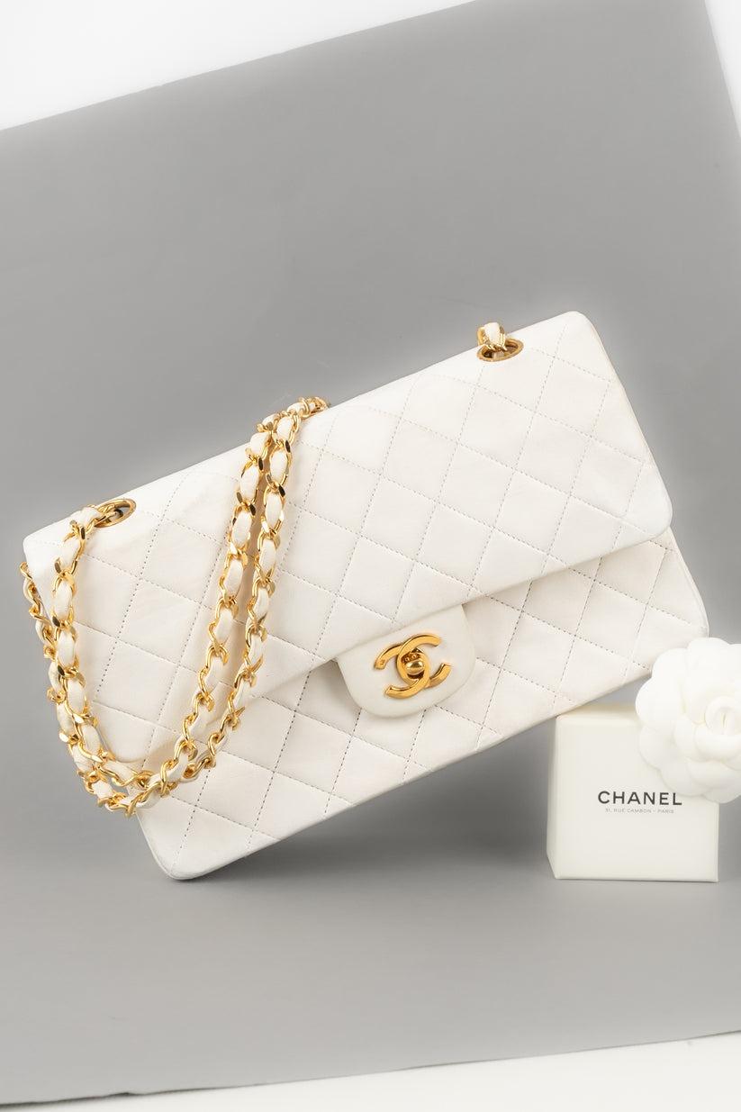 Chanel - (Made in France) Quilted white leather Timeless bag with golden metal elements. Sold with a serial number and an authenticity certificate. 1986/1988 Collection. To be noted, a few worn marks.

Additional information:
Condition: Decent