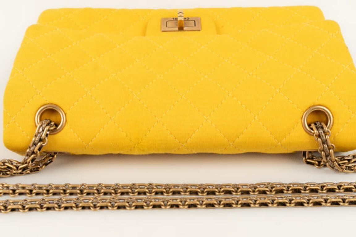 Chanel, gesteppte gelbe Stofftasche, 2015/2016 im Angebot 7