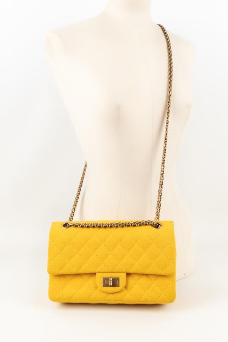Chanel, gesteppte gelbe Stofftasche, 2015/2016 im Angebot 8