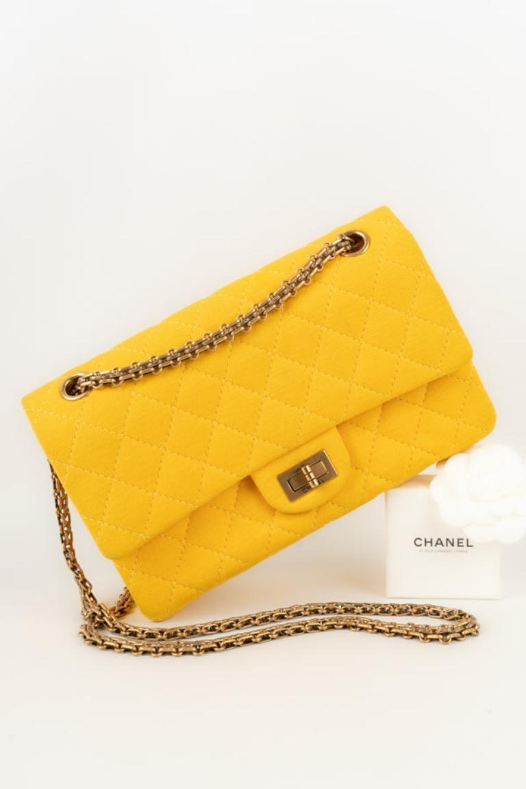Chanel, gesteppte gelbe Stofftasche, 2015/2016 im Angebot 9