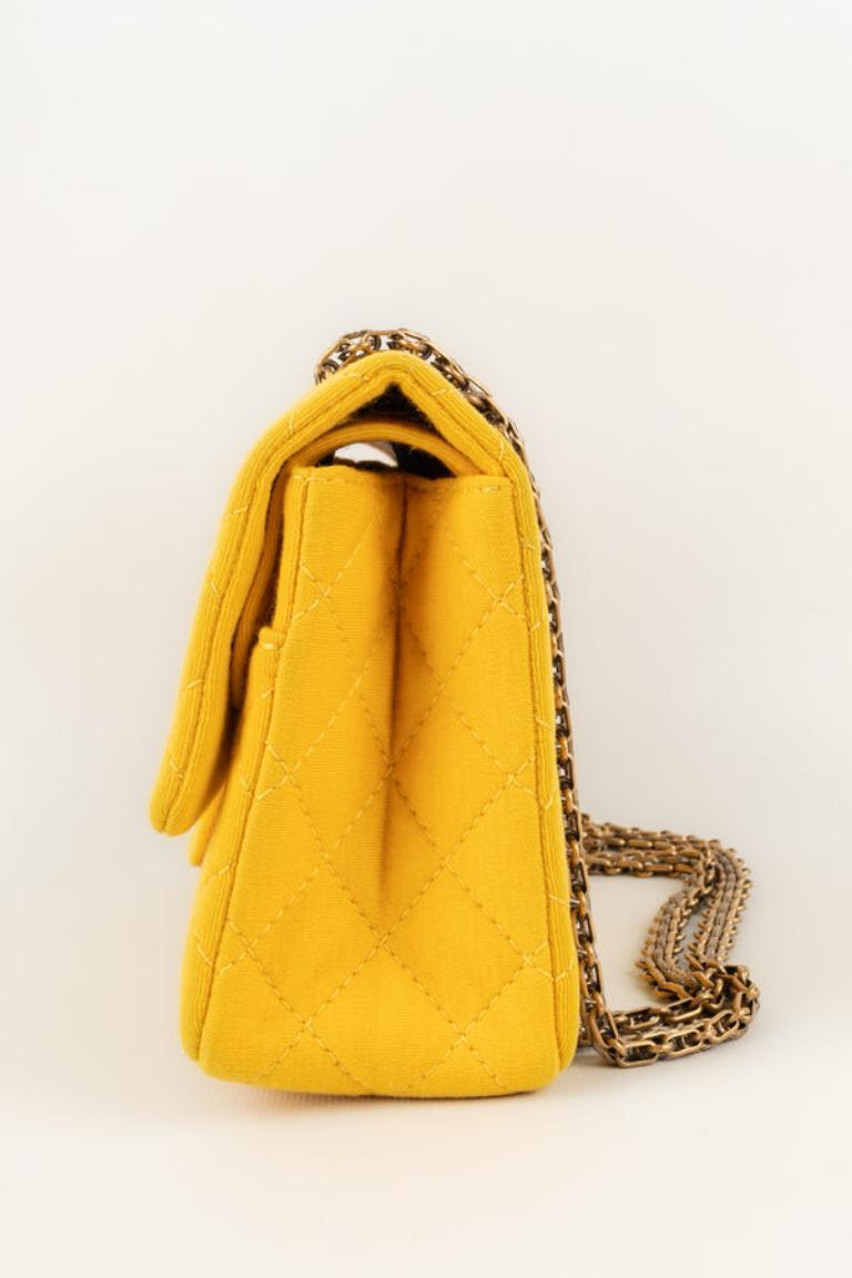 Chanel - (Made in France) Gesteppte gelbe Stofftasche mit Lederinnenseite und goldenen Metallelementen. Wird mit einer Seriennummer verkauft. Tasche aus Privatverkauf 2019. 2015/2016 Collection'S.

Zusätzliche Informationen:
Zustand: Guter