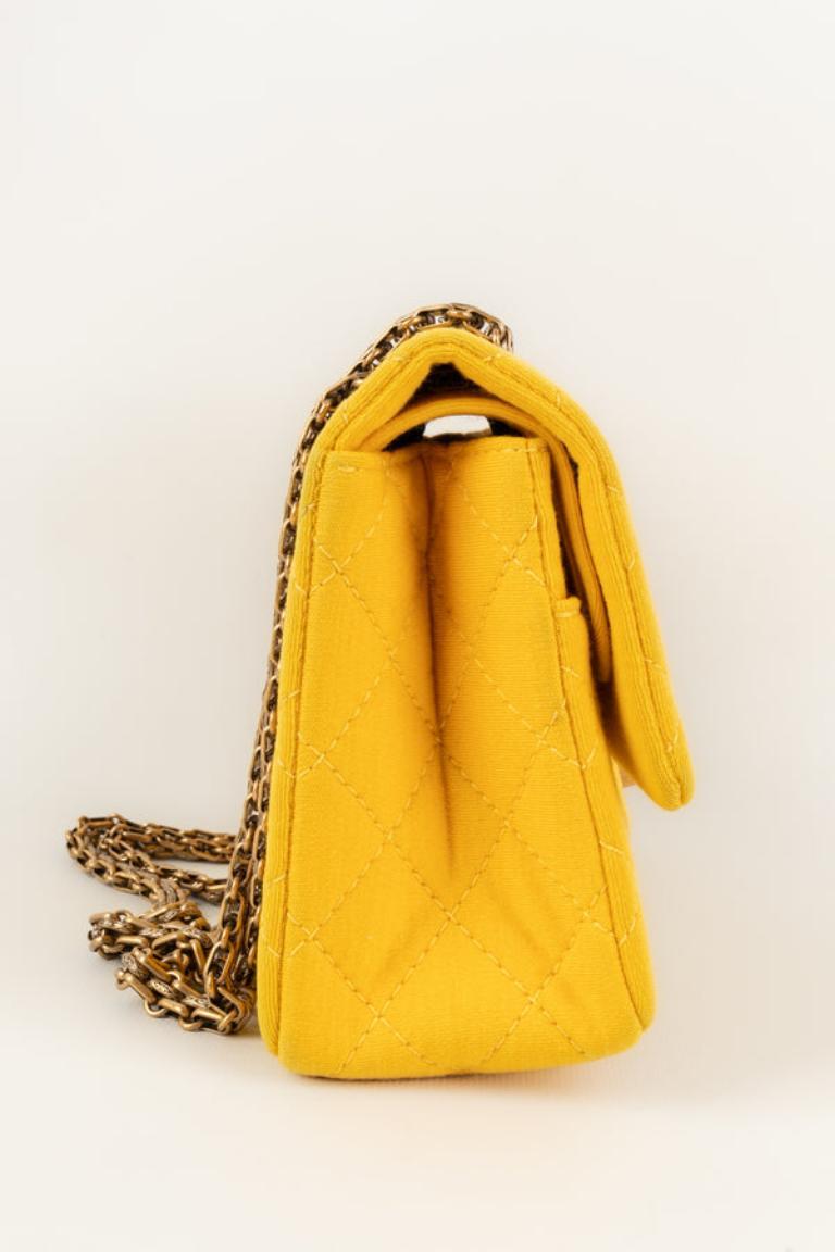 Chanel, gesteppte gelbe Stofftasche, 2015/2016 Damen im Angebot