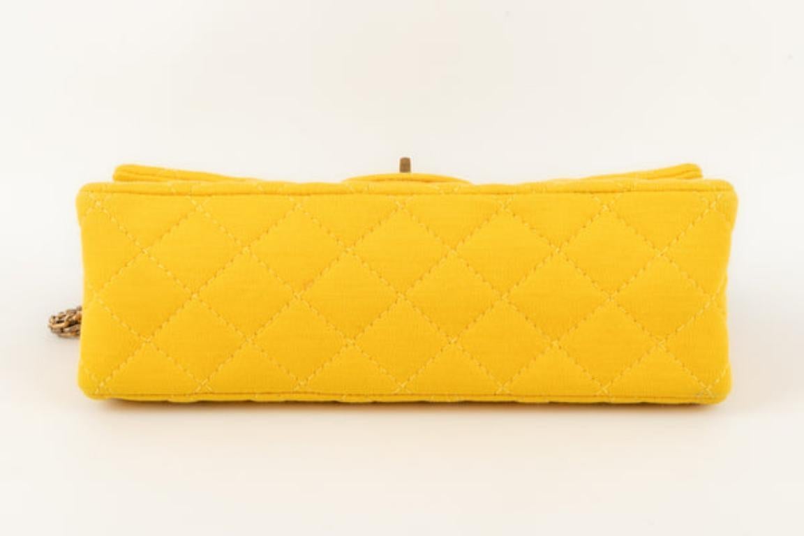 Chanel, gesteppte gelbe Stofftasche, 2015/2016 im Angebot 1