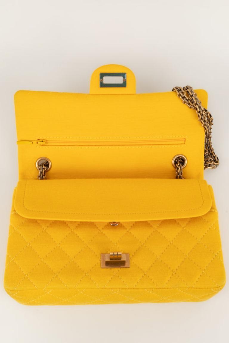 Chanel, gesteppte gelbe Stofftasche, 2015/2016 im Angebot 2