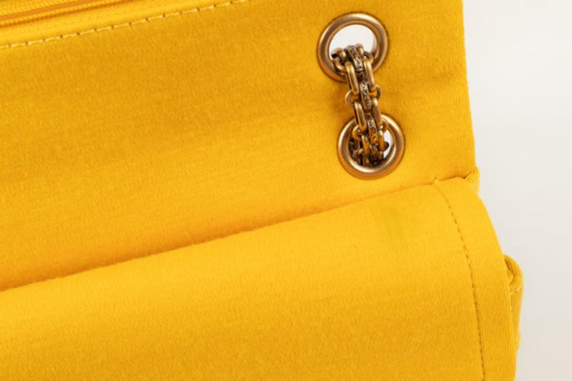 Chanel, gesteppte gelbe Stofftasche, 2015/2016 im Angebot 3