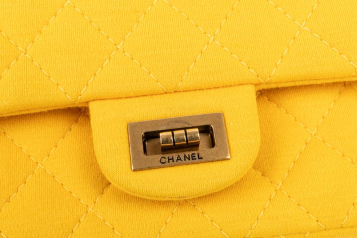 Chanel, gesteppte gelbe Stofftasche, 2015/2016 im Angebot 4