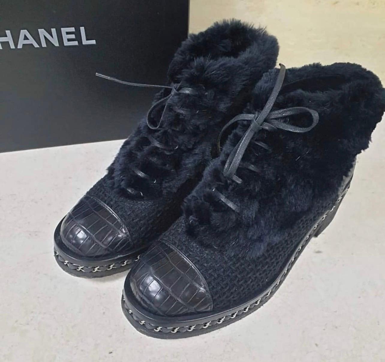 Chanel ankle boots in black rubbit fur, black bouclé and quilted leather heel featuring a black croco embossed leather tip. 
Rubber sole with silver-tone signature chain detail around. 
Lined in blackleather.
sz.40
Condition is very good.
No box.No