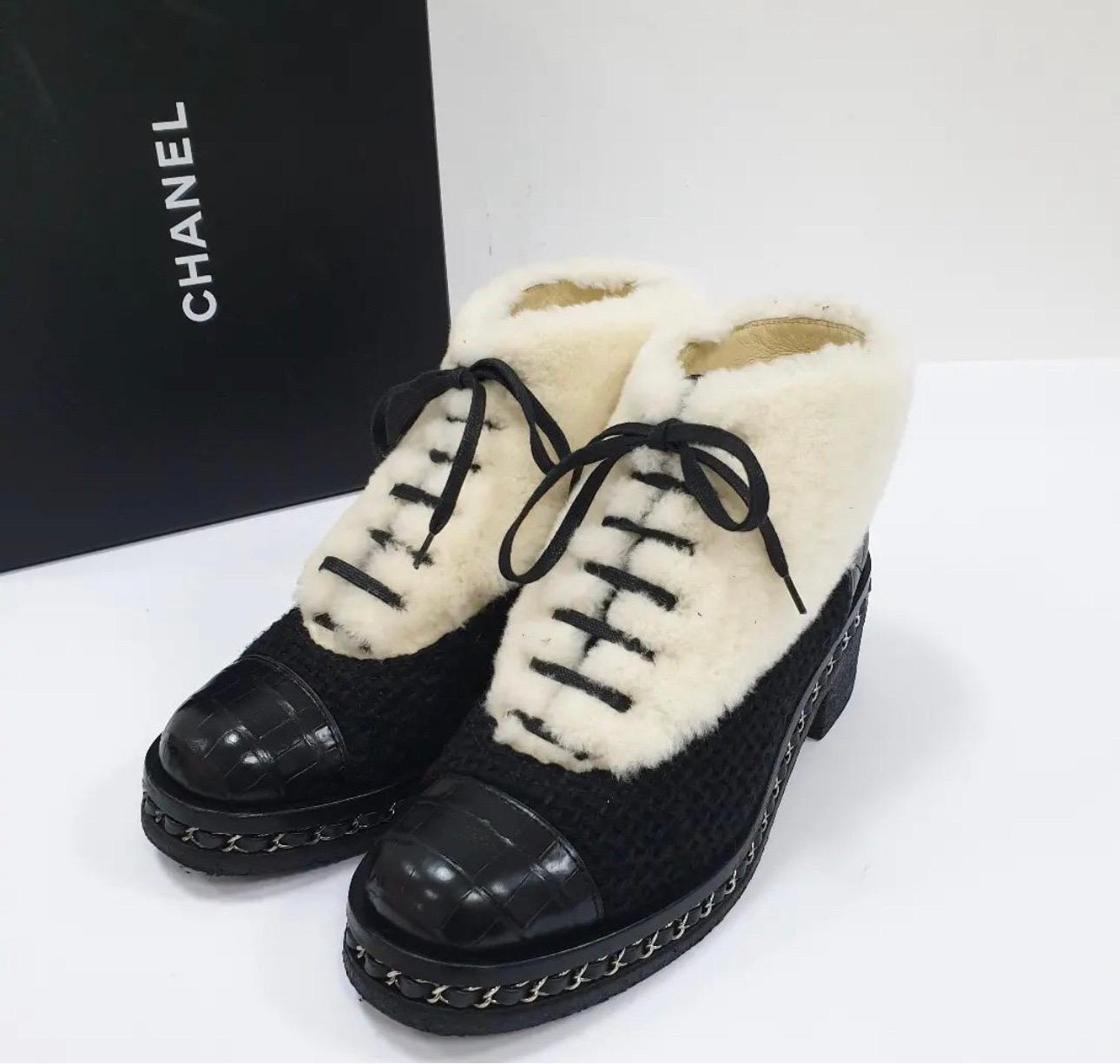 Chanel ankle boots in off-white rubbit fur, black bouclé and quilted leather heel featuring a black croco embossed leather tip. 
Rubber sole with silver-tone signature chain detail around.
Lined in off-white leather. 
Sz.38
Very good condition.
No