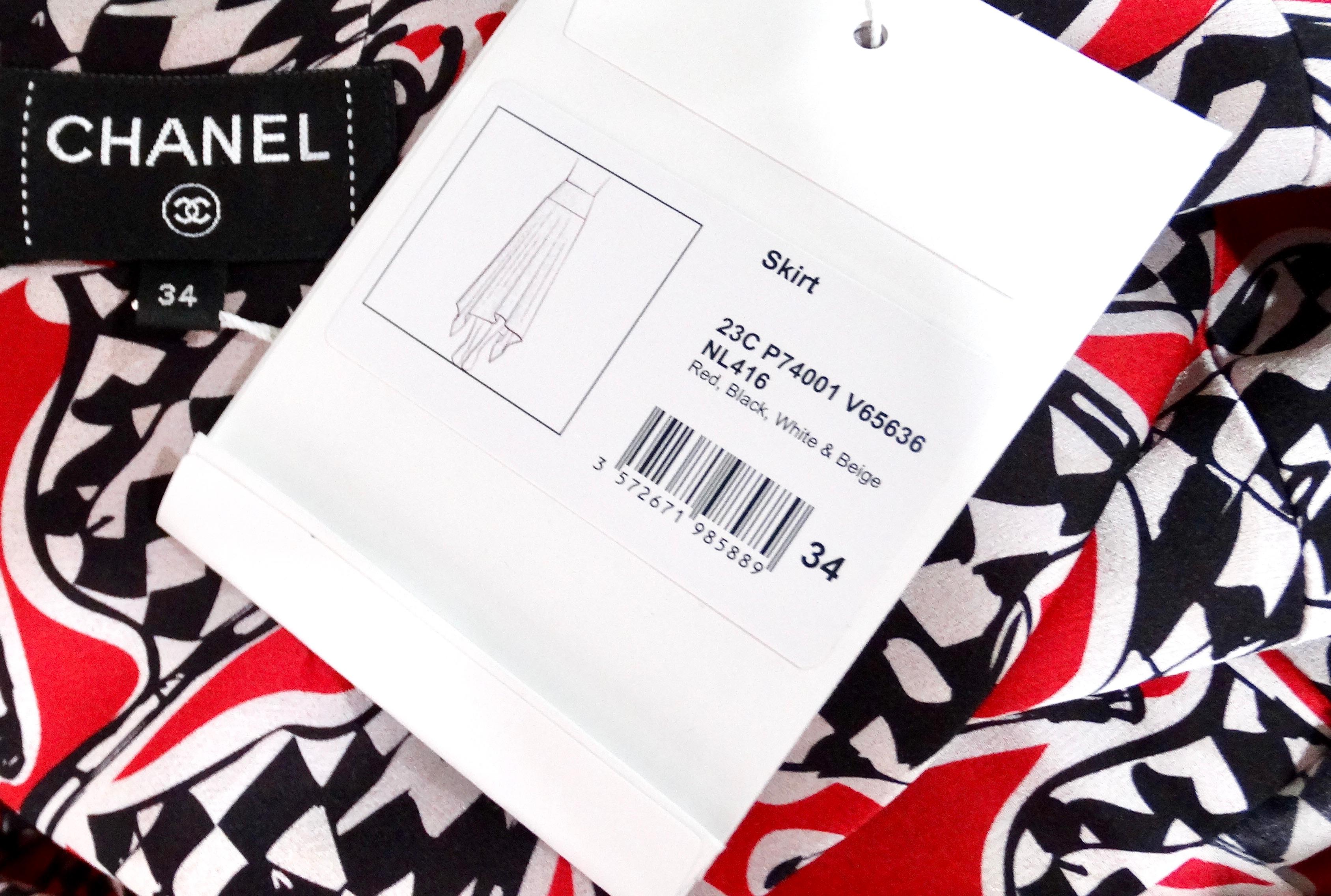 Gonna asimmetrica in seta con stampa della bandiera di Chanel 2023 in vendita 6
