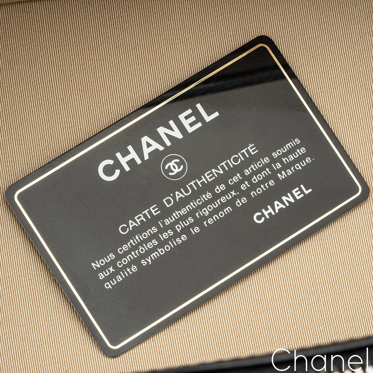 Chanel Raffia-Schminktasche aus Rattan und Kalbsleder im Angebot 2
