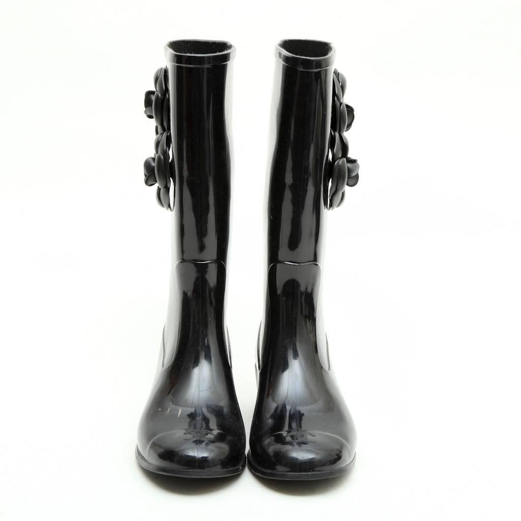 Chanel rain boots in black rubber. Size 38. In good condition, on the outer parts there are marks.

Heel height: 3.5 cm, boot height: 29 cm, ankle turn: 30 cm, high boot turn: 36.5 cm

Will be delivered in their Chanel box