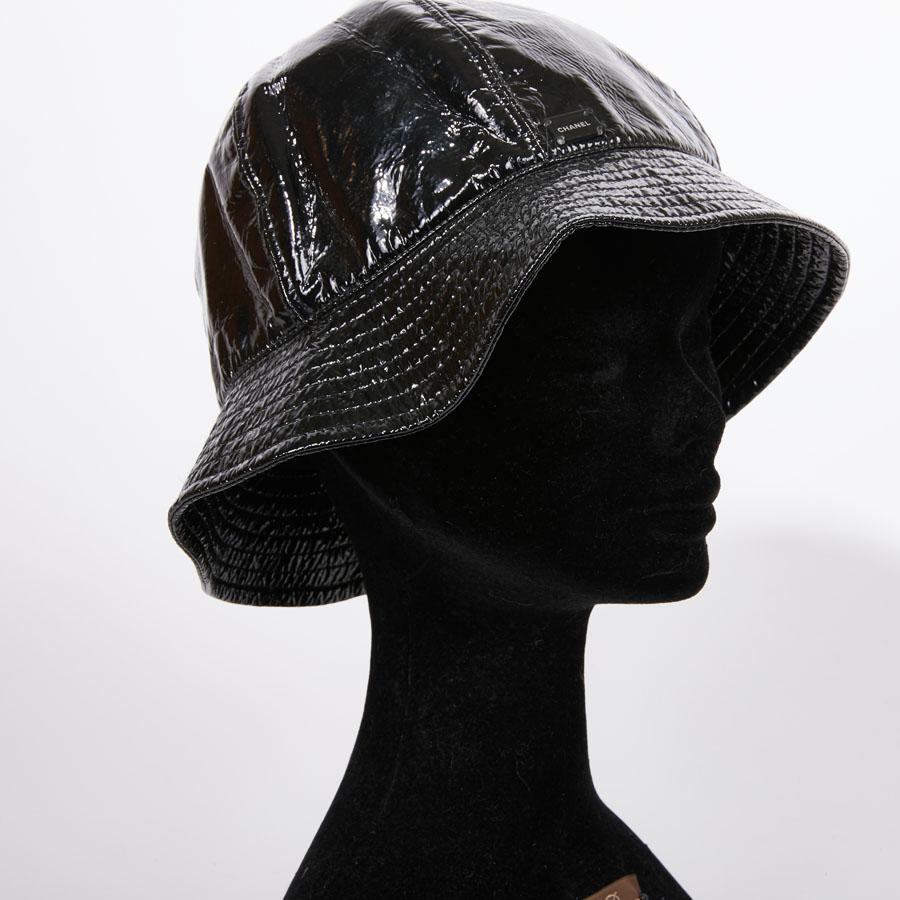 CHANEL Rain Hat in Black Patent Leather In Excellent Condition In Paris, FR