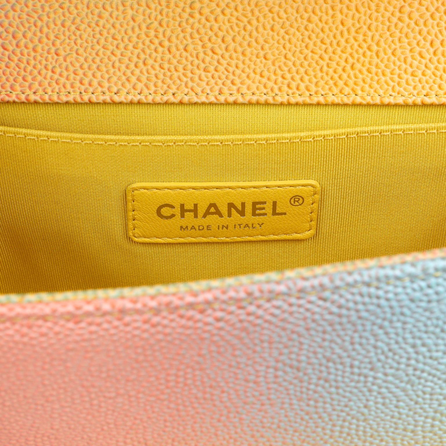 Chanel Medium Boy Bag aus Leder in Regenbogen- Kaviar 3