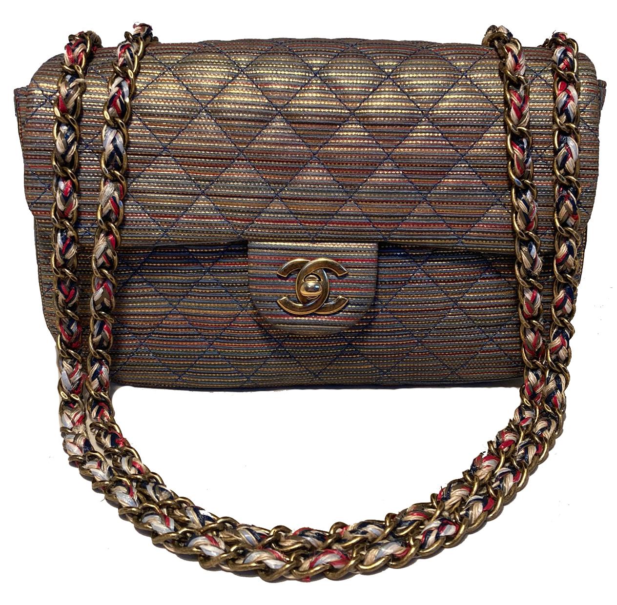 Chanel Rainbow Raffia Classic Flap Shoulder Bag in excellent condition. Beautiful multicolor raffia exterior woven with metallic gold thread and quilted in the signature Chanel diamond pattern trimmed with matte gold hardware. Woven matte gold chain