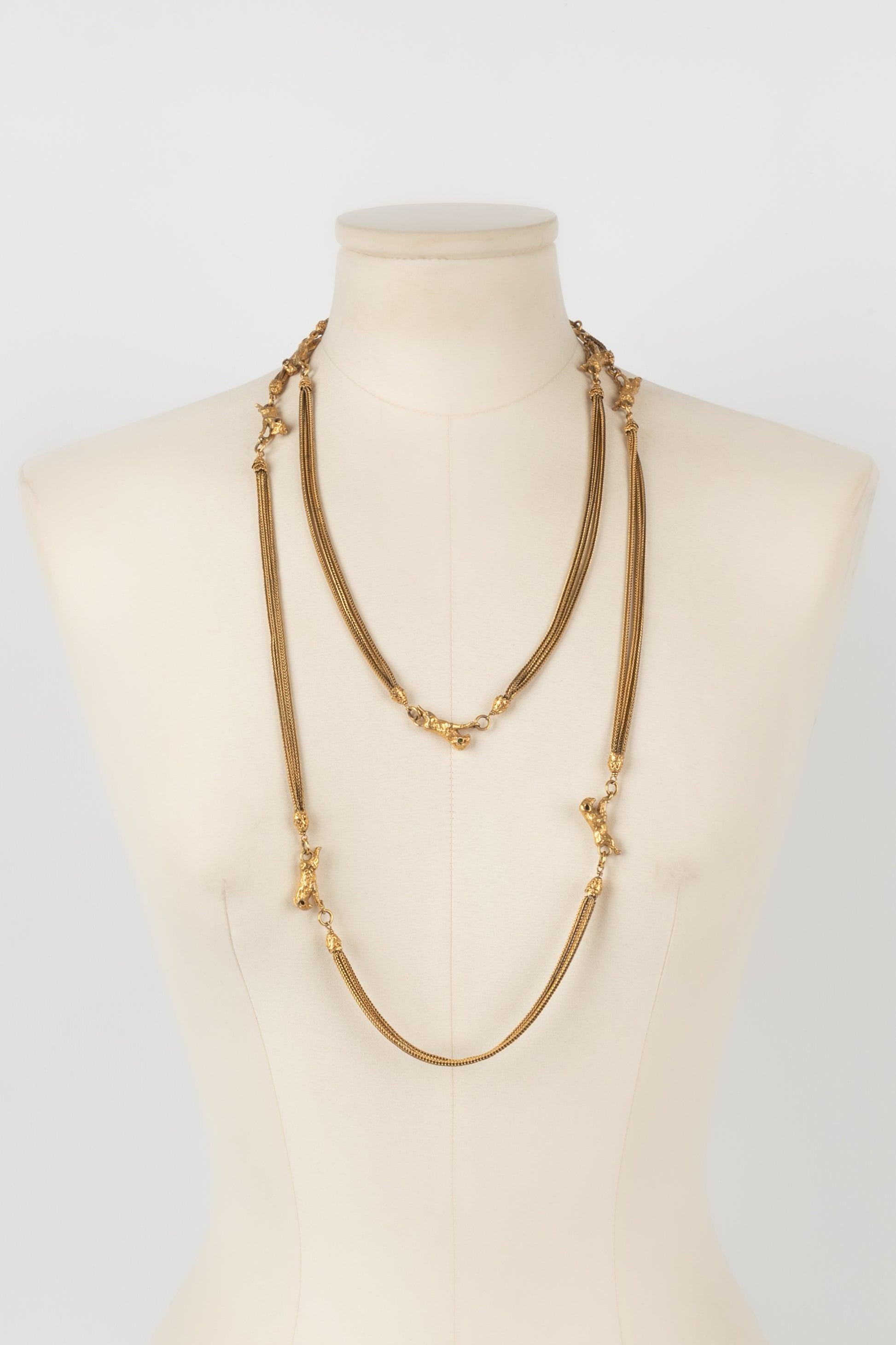 Chanel - (Made in France)Golden metal long sautoir necklace made of chains and ram heads. Antique jewelry from the 1970s.

Additional information:
Condition: Very good condition
Dimensions: Length: 140 cm
Period: 20th Century

Seller Reference: CB23
