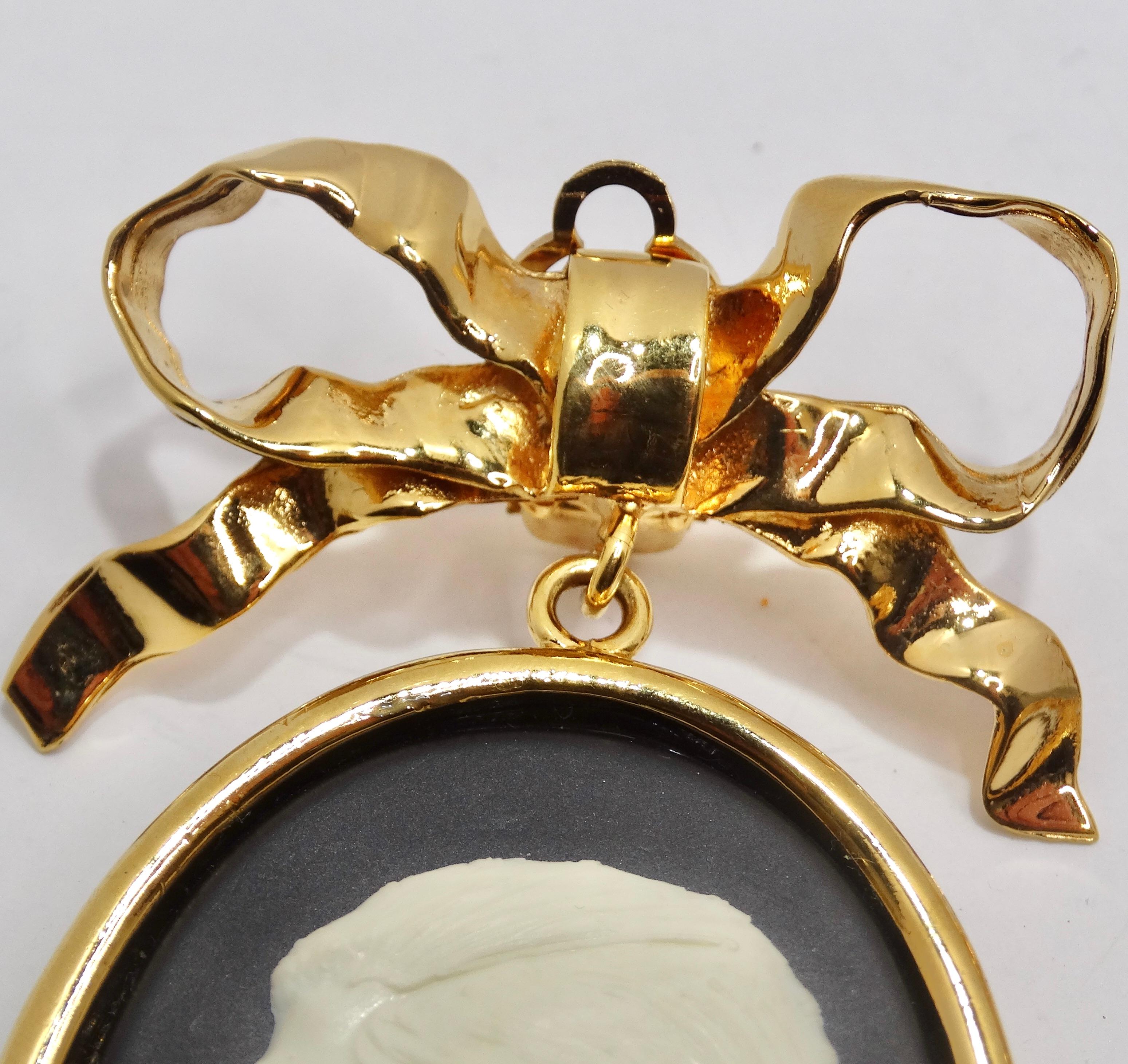 Chanel - Rarement 1980 - Grandes boucles d'oreilles camées en or en vente 2