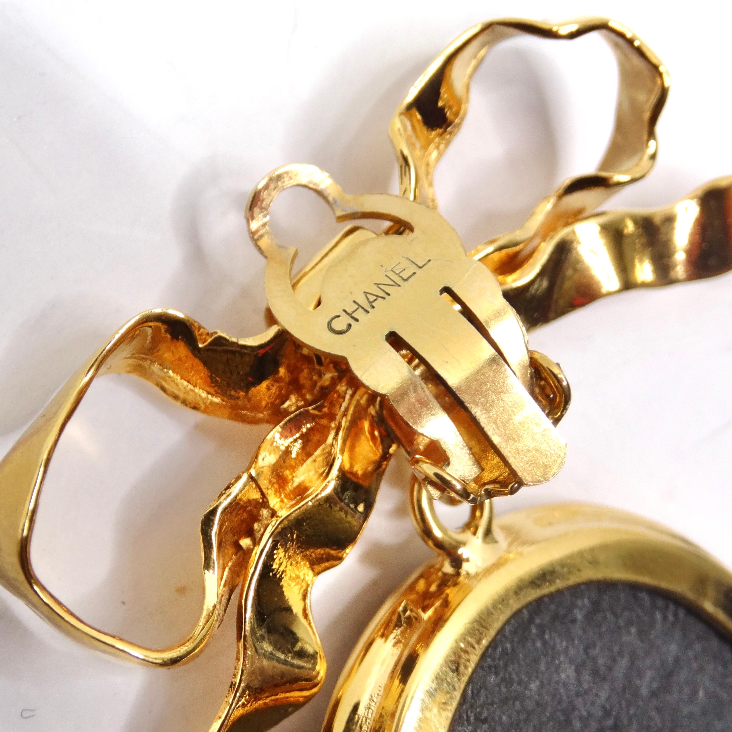 Chanel - Rarement 1980 - Grandes boucles d'oreilles camées en or en vente 4