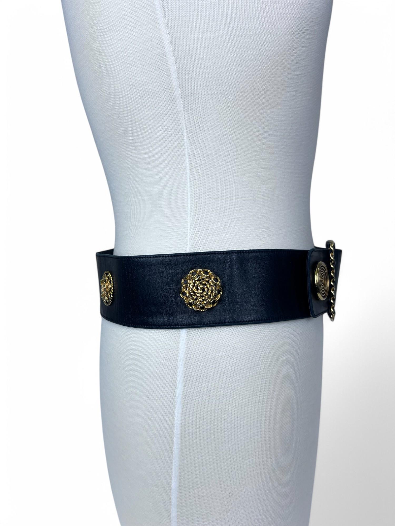 Chanel Rara anni '80 Victoire de Castellane Cintura in pelle nera con toni dorati in vendita 6