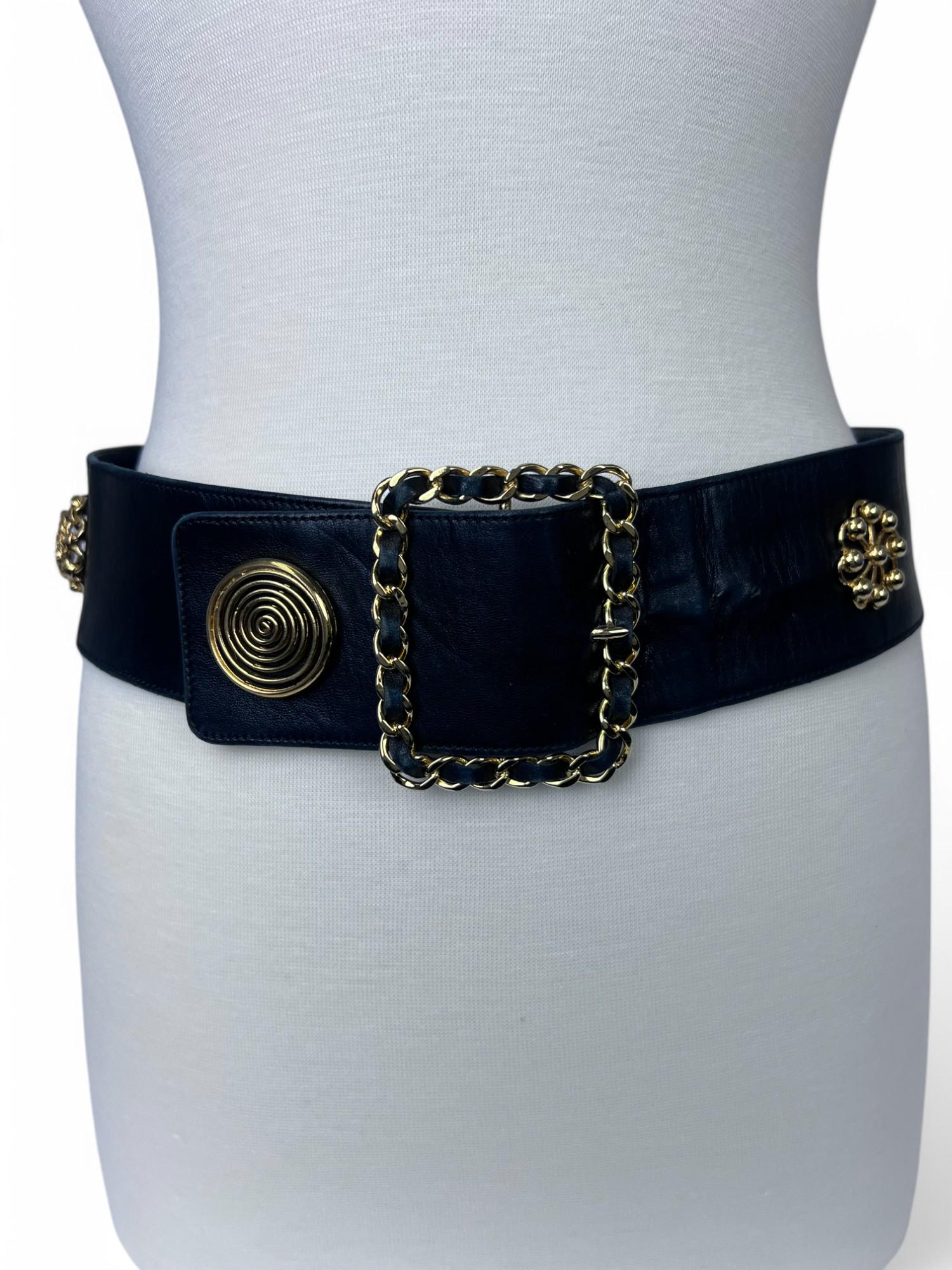 Chanel Rara anni '80 Victoire de Castellane Cintura in pelle nera con toni dorati in vendita 8