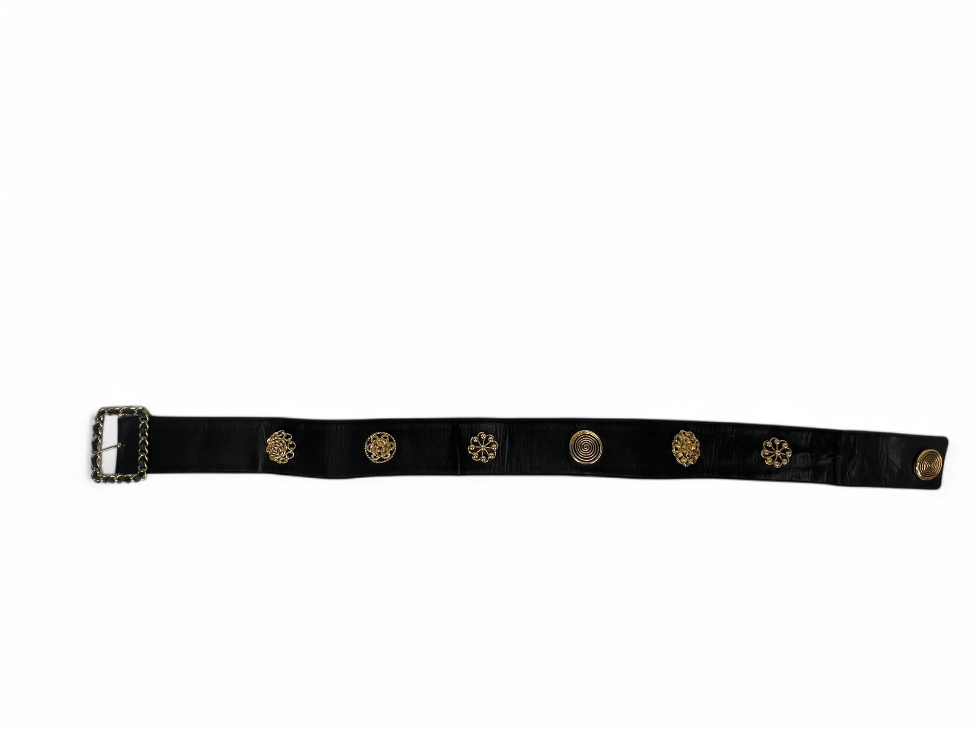 Chanel Rara anni '80 Victoire de Castellane Cintura in pelle nera con toni dorati in vendita 10
