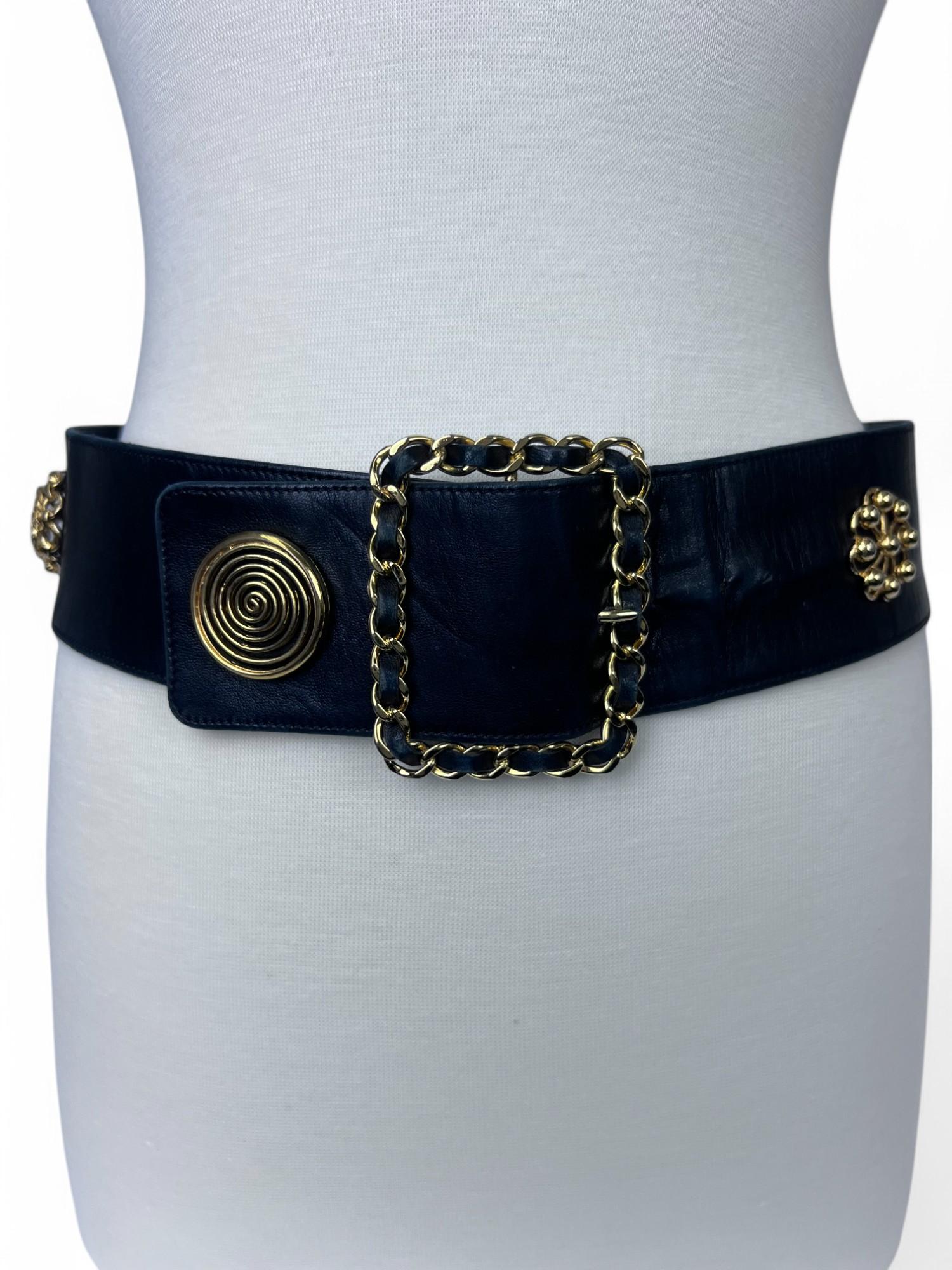 Questo raro pezzo da collezione, questa cintura Chanel degli anni '80 è una splendida creazione della rinomata stilista Victoire de Castellane, nota per i suoi design audaci e fantasiosi durante il suo mandato a Chanel. Realizzata in morbida pelle