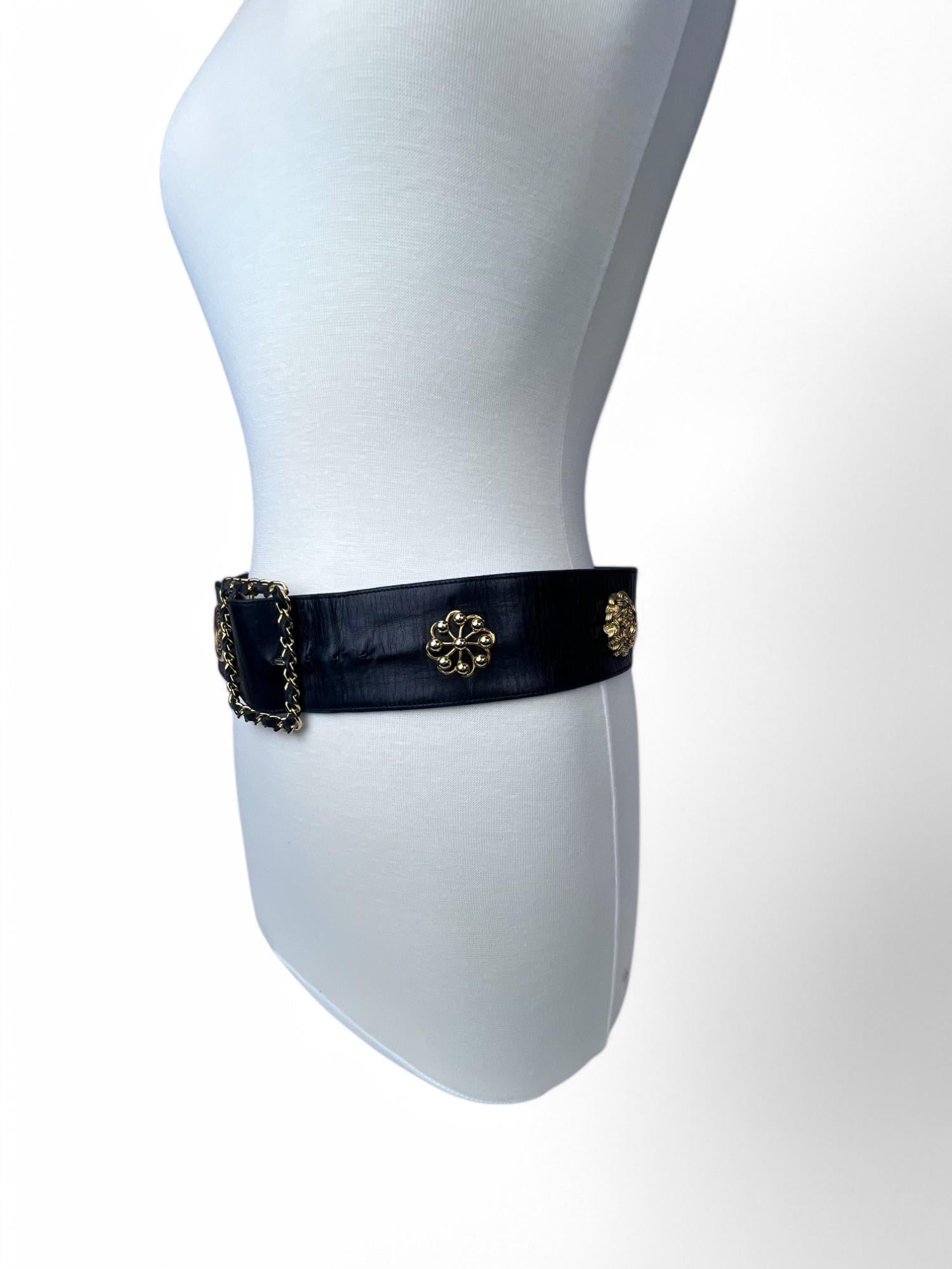 Donna Chanel Rara anni '80 Victoire de Castellane Cintura in pelle nera con toni dorati in vendita