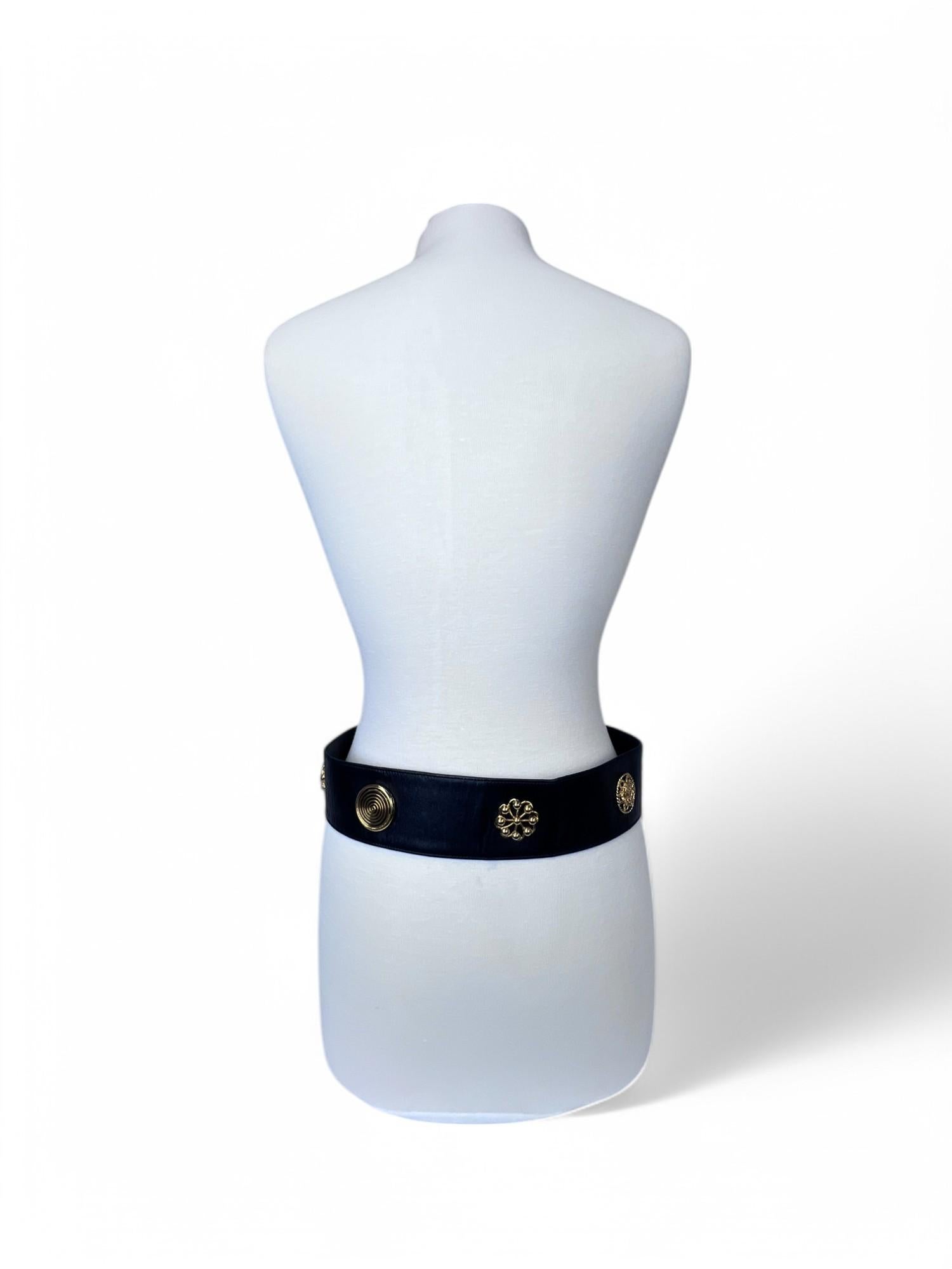 Chanel Rara anni '80 Victoire de Castellane Cintura in pelle nera con toni dorati in vendita 3