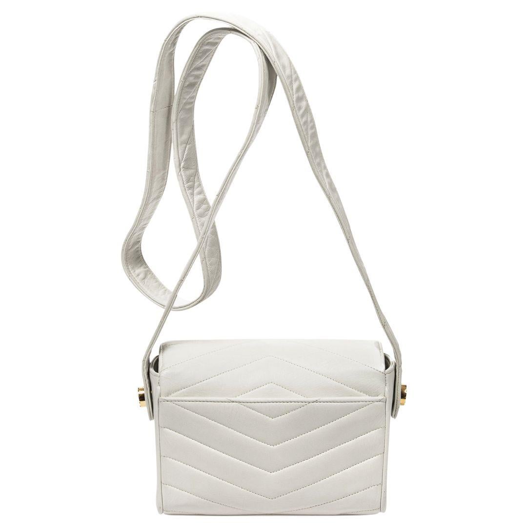 Chanel Rare 1991 Ivory Chevron Quilted Crossbody Bag In Good Condition For Sale In Atlanta, GA
