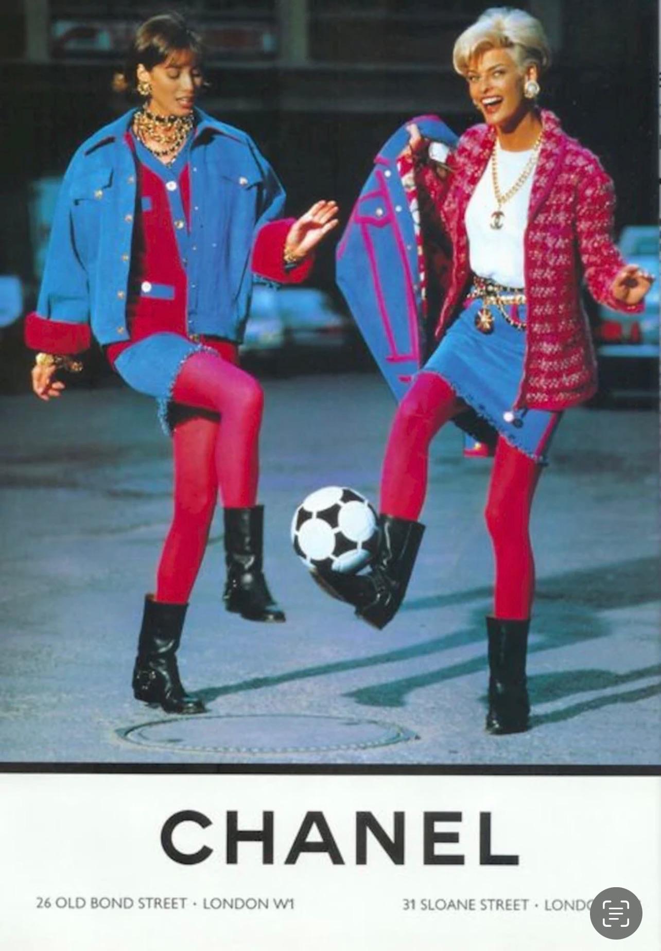 Ein seltener Fund für echte Chanel-Kennerinnen!
Tweed & Denim Jacke und Rock Anzug Set von Runway of 1991 Fall Collection'S!
Der Preis in anderen Quellen beginnt bei 6.000€ (!)
- CC-Logo-Tasten mit 64K Gold beschichtet!
- erkennbare Rautensteppung