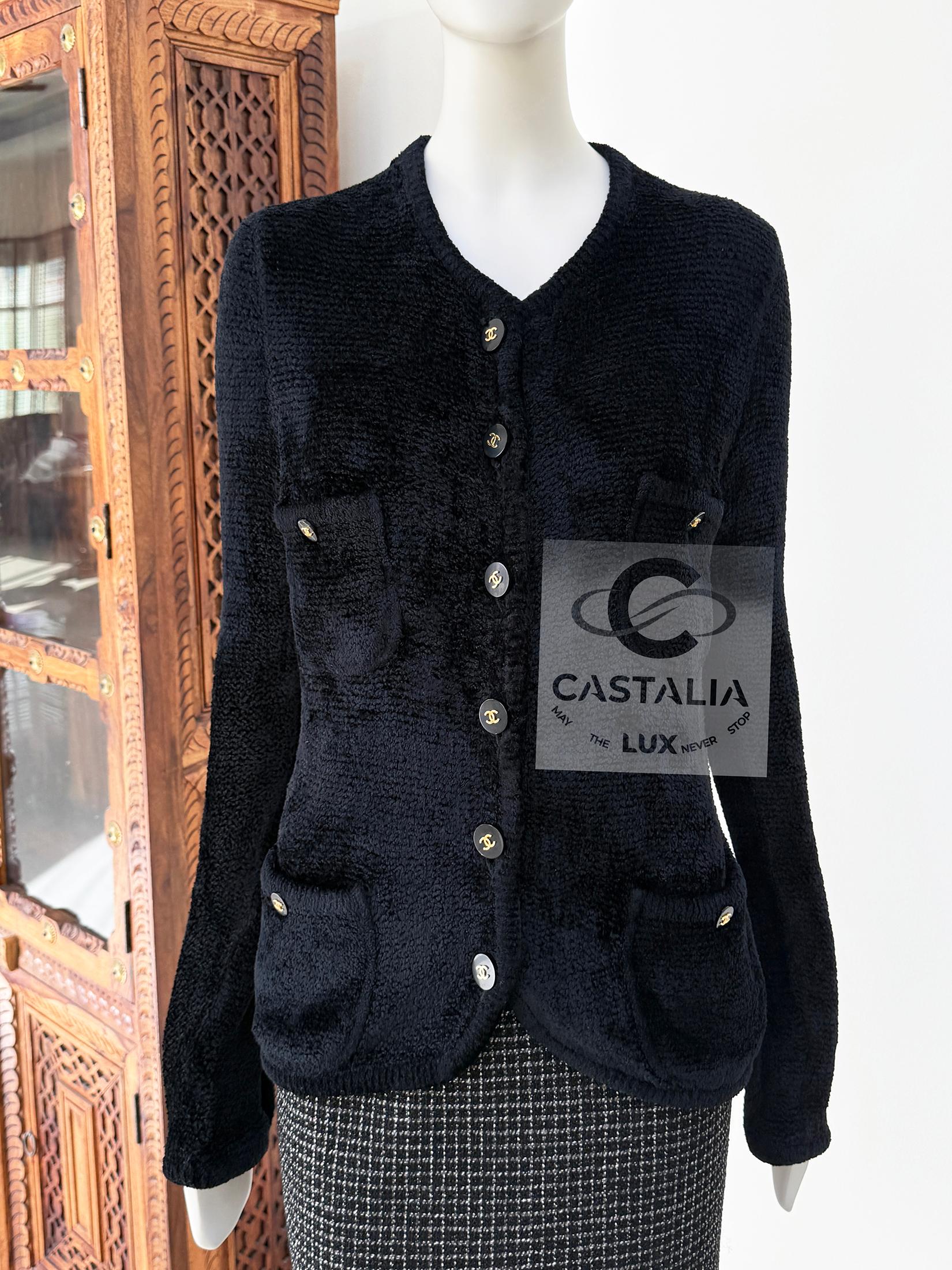 Super rare Chanel black velvety Teddy jacket ~ from 1995 Fall Collection ~ by Karl Lagerfeld
~ Truly unique, collectors piece
Size mark 40 FR / Condition: never worn

- made of black plushy tweed
- massive buttons with 64-karat Gold CC Logos
-