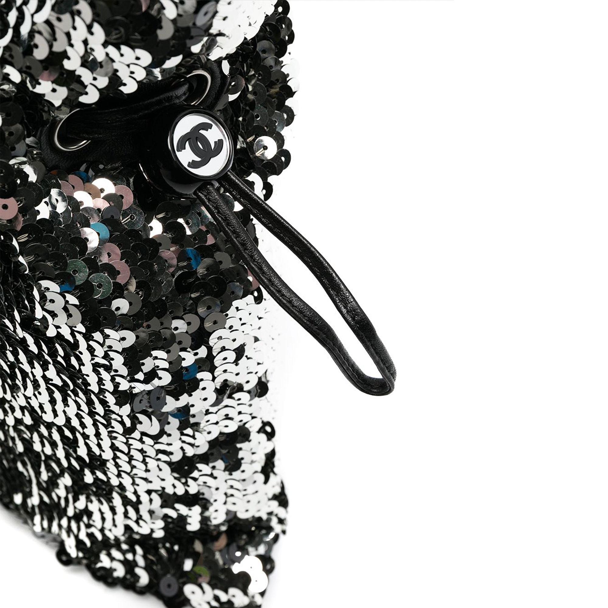 Chanel Rare 2008 Metallic Sequin Drawstring CC Reversible Small Rare Black Tote in vendita 1