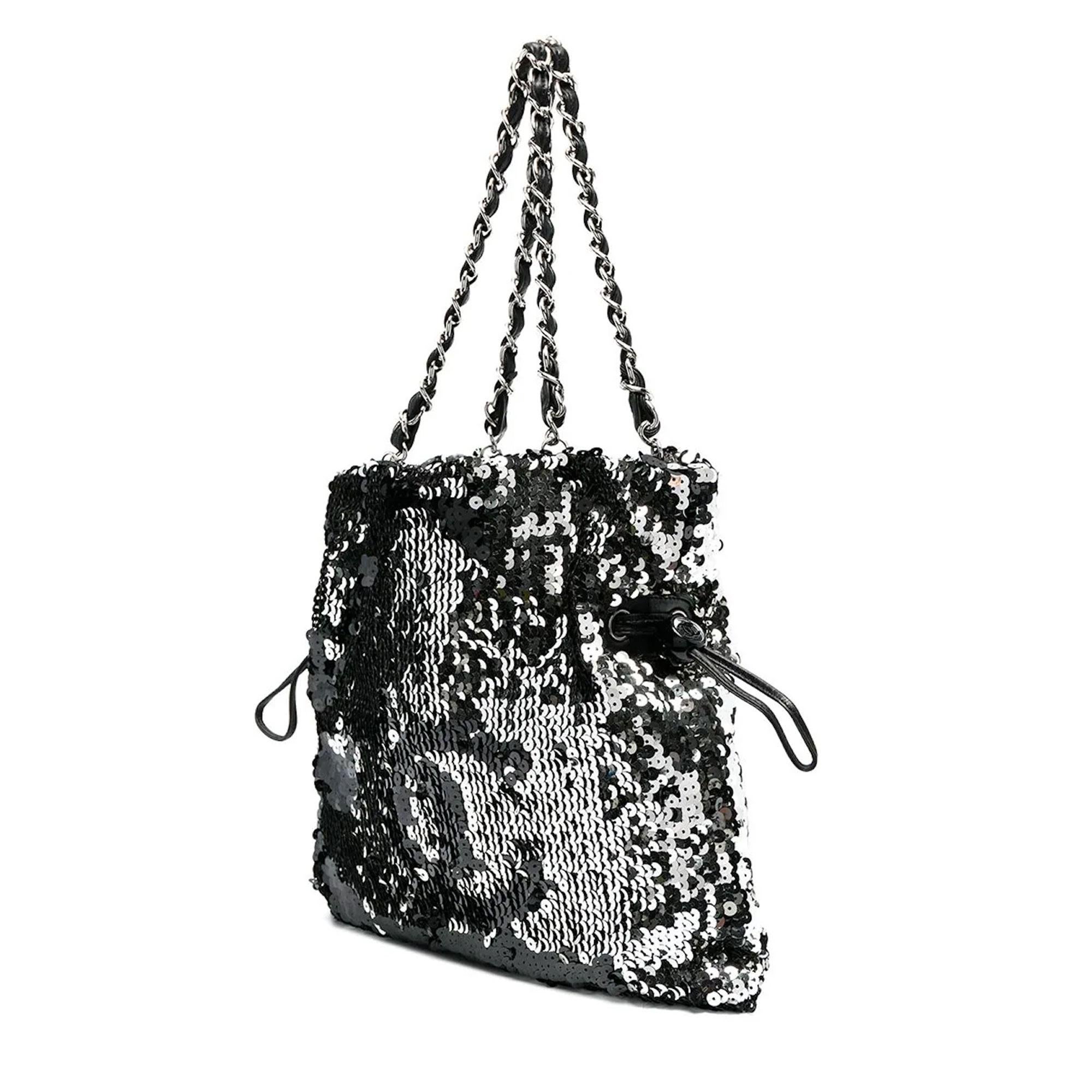 Chanel Rare 2008 Zeitlose Metallic Pailletten Faux Drawstring CC Reversible Kleine Rare Silber Tote

circa 2008
silberfarben
Pailletten-Verzierung
charakteristisches, ineinander greifendes CC-Logo
zwei Schulterriemen aus Leder und