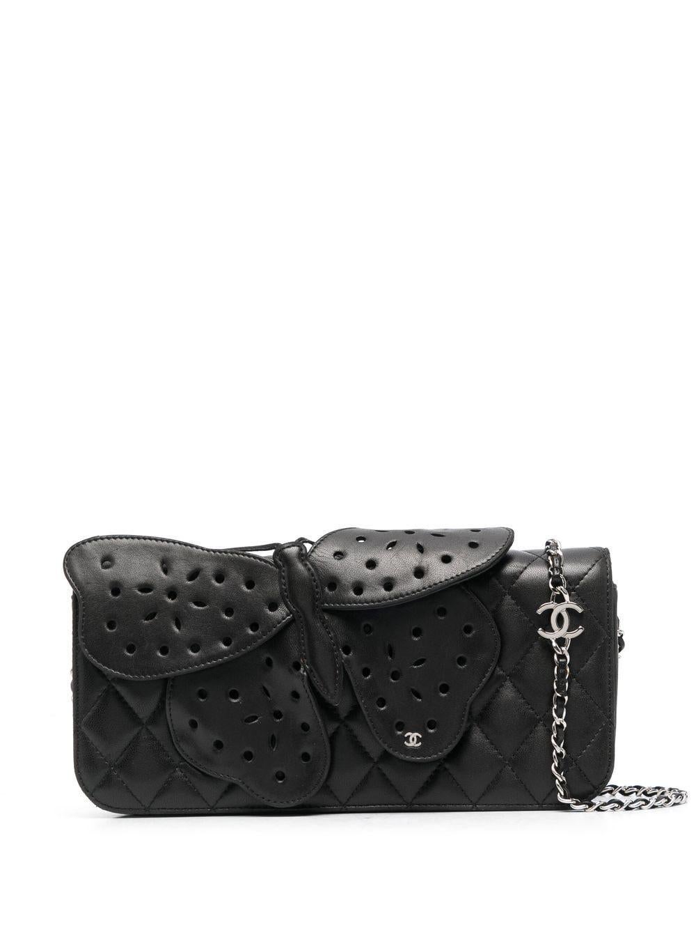 Chanel 2011 Seltenes weiches Lammfell Schwarz Hand Slide Butterfly Ornament Clutch Klappe im Zustand „Gut“ im Angebot in Miami, FL