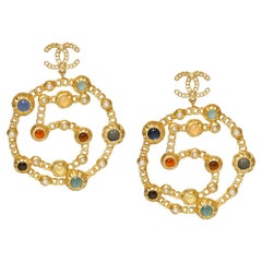 Chanel Raro 2018 Pasarela "5" Colgante CC Logo Oro Piedras Multicolor Pendientes